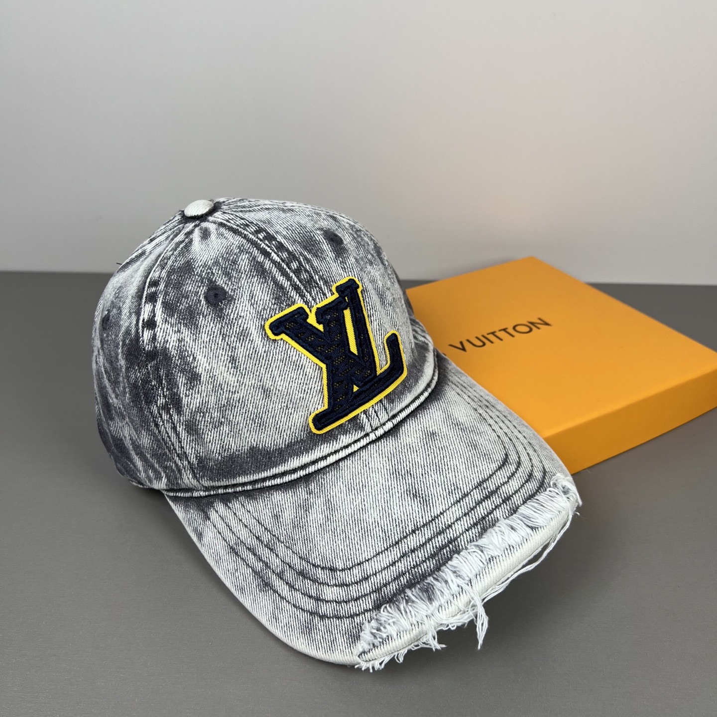P路易威登棒球帽 LouisVuitton😍新款LV棒球帽，重工打造♥️高端大气，百搭款🤗男女通用！
