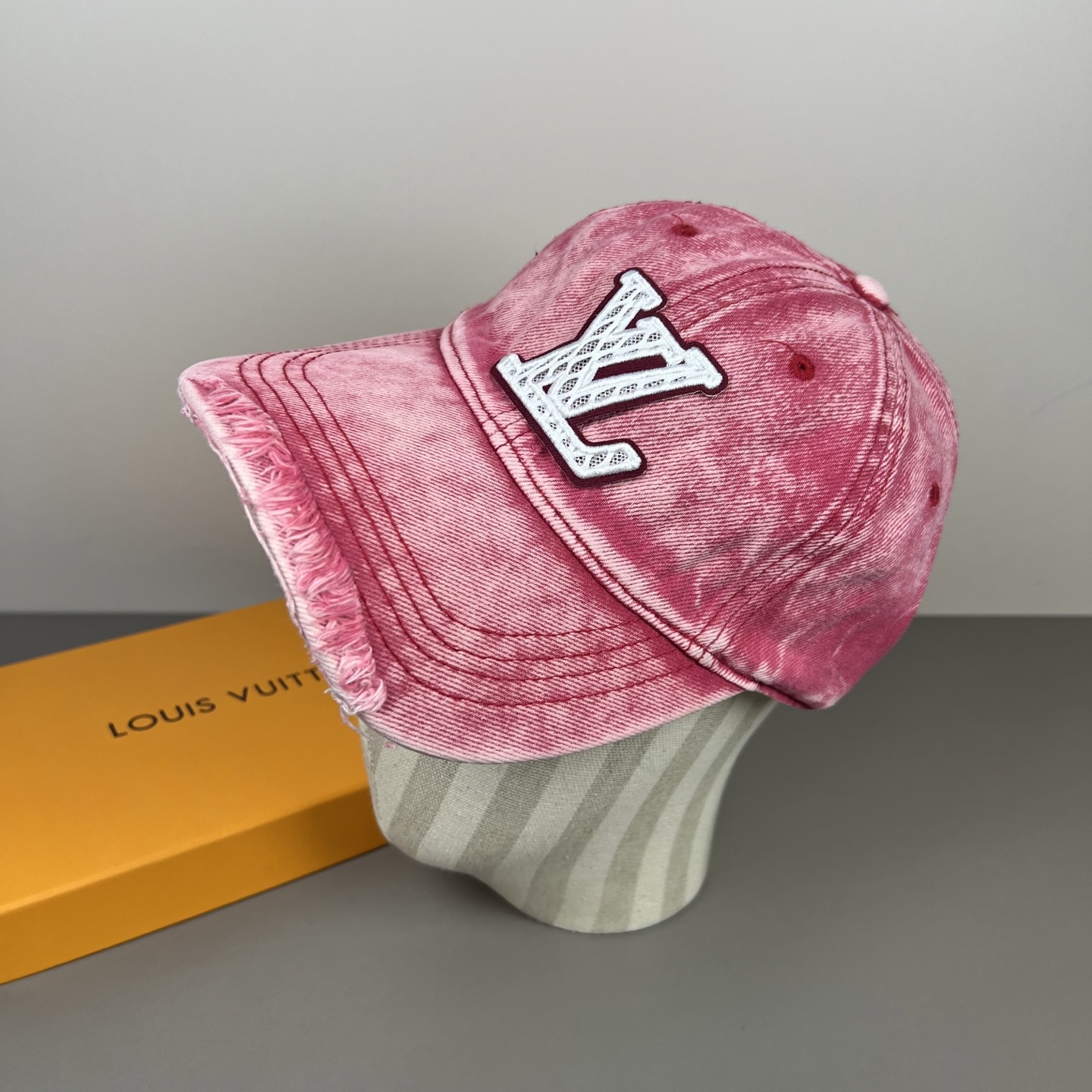 P路易威登棒球帽 LouisVuitton😍新款LV棒球帽，重工打造♥️高端大气，百搭款🤗男女通用！