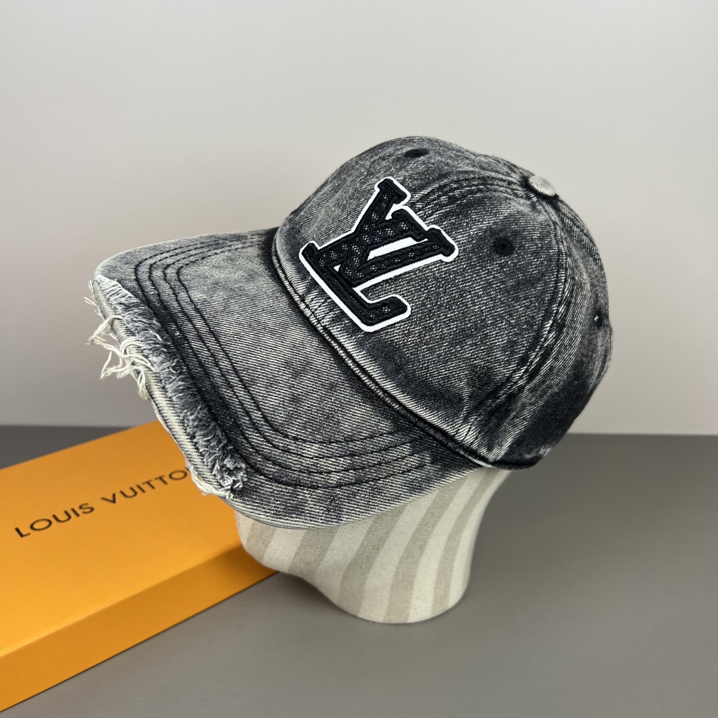 P路易威登棒球帽 LouisVuitton😍新款LV棒球帽，重工打造♥️高端大气，百搭款🤗男女通用！
