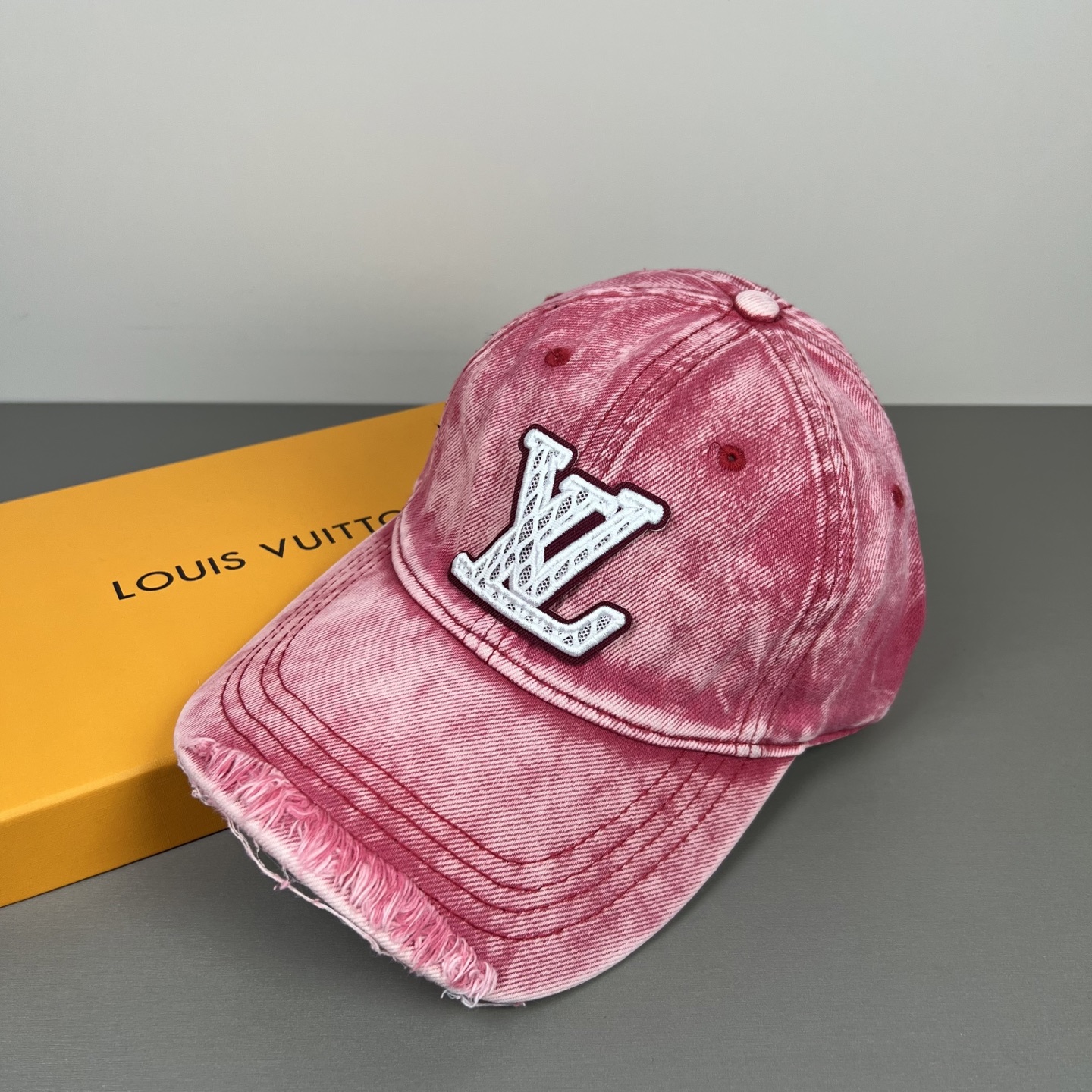 P路易威登棒球帽 LouisVuitton😍新款LV棒球帽，重工打造♥️高端大气，百搭款🤗男女通用！