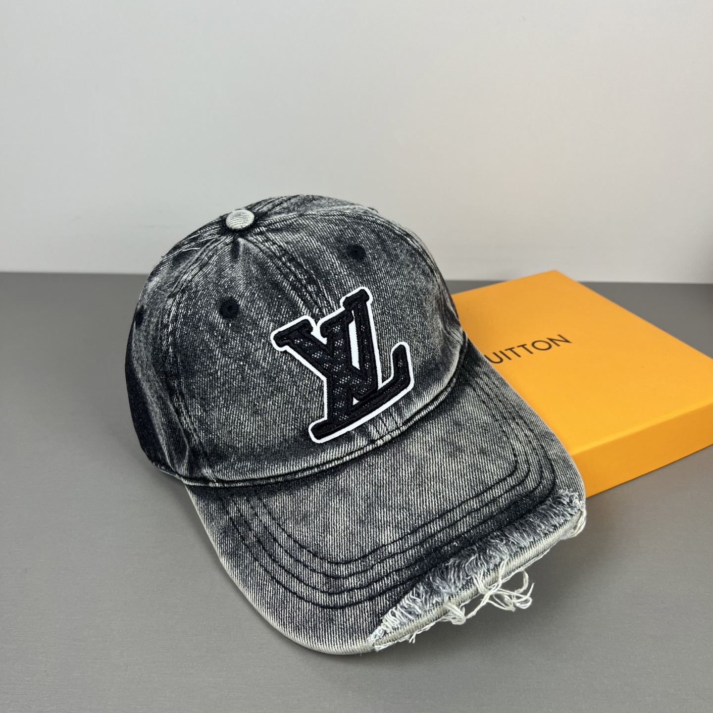 P路易威登棒球帽 LouisVuitton😍新款LV棒球帽，重工打造♥️高端大气，百搭款🤗男女通用！