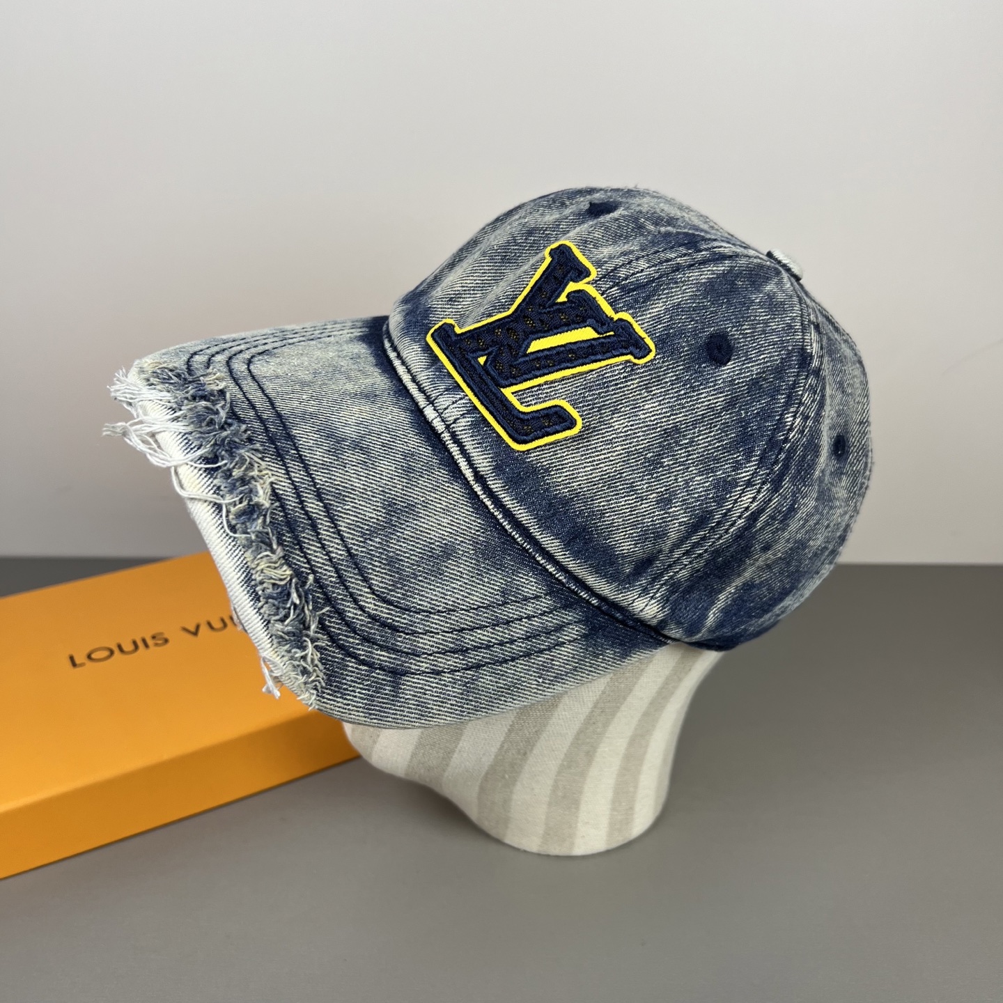 P路易威登棒球帽 LouisVuitton😍新款LV棒球帽，重工打造♥️高端大气，百搭款🤗男女通用！