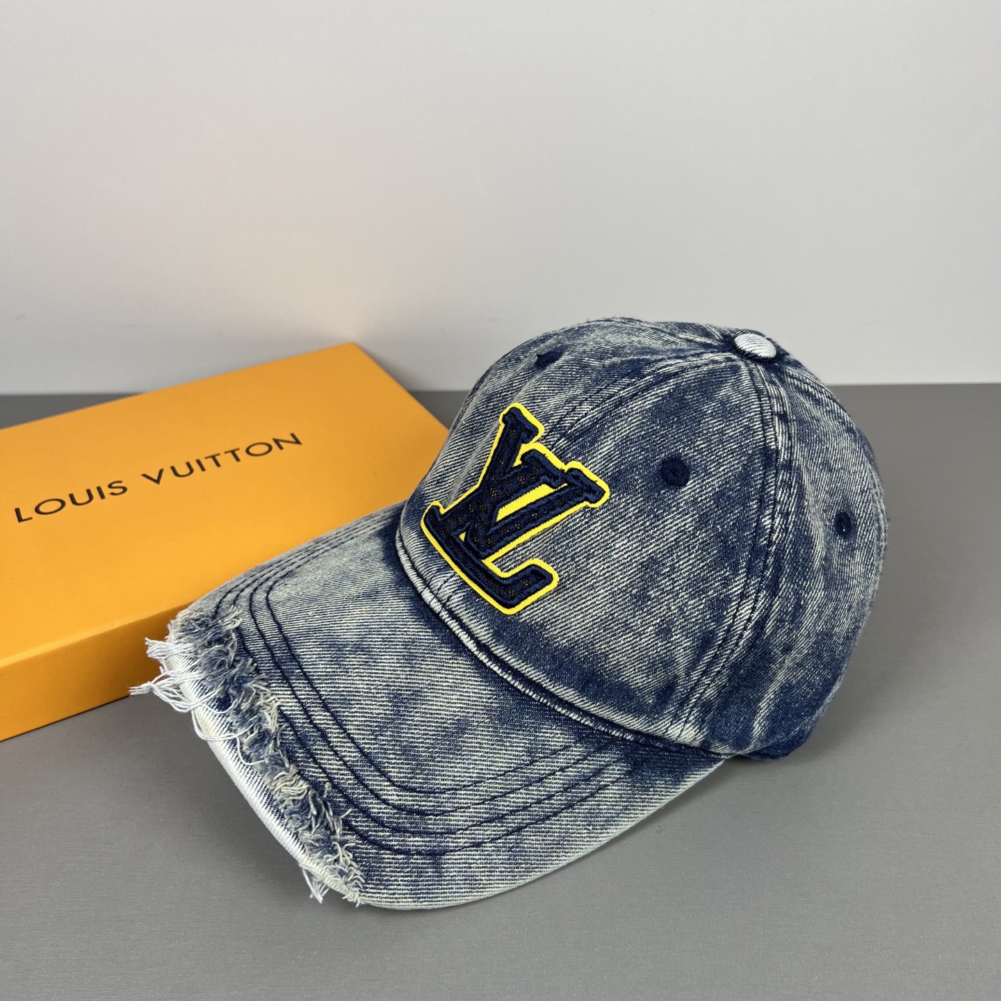 P路易威登棒球帽 LouisVuitton😍新款LV棒球帽，重工打造♥️高端大气，百搭款🤗男女通用！