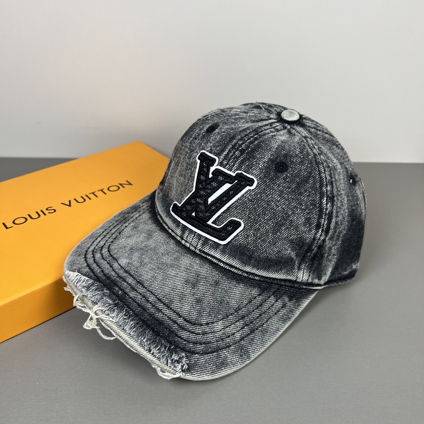 P路易威登棒球帽 LouisVuitton😍新款LV棒球帽，重工打造♥️高端大气，百搭款🤗男女通用！