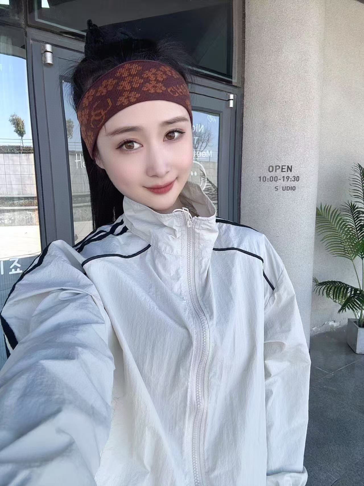 NO:883575,CHANEL official website headband, the beauty of gentle and tough knitted headband, fitness headband, styling headband!  Whether it is sports or fitness, traveling or styling, it is the only fashionable combination that is indispensable!  Owning it is equivalent to adding a lot of color to yourself, showing more youthful vitality and temperament!  hat straw hat bucket hat baseball cap, hat, chanel, chanel, espadrilles, hats19860909香奈儿CHANEL官网发带,温柔而坚韧的针织发带之美 健身发带,造型发带！无论运动还是健身,出门旅游还是造型设计,都是唯一少不了的时尚搭配！拥有它,等于给自己增添许多色彩,更显青春活力与气质！帽子草帽渔夫帽棒球帽,帽子,chanel,chanel,espadrilles,hats,hat