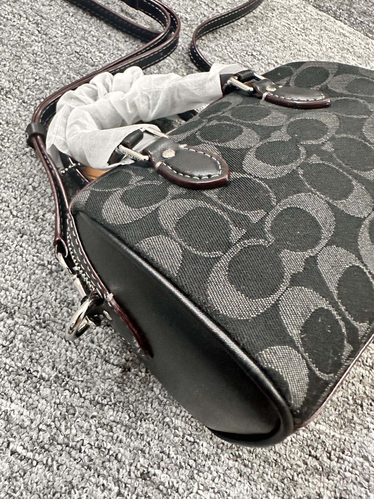 黑色单宁让coach档次看起来都要高几档光面牛皮手柄,包身是有点立体印花,有点绒布的感觉♥️ 4