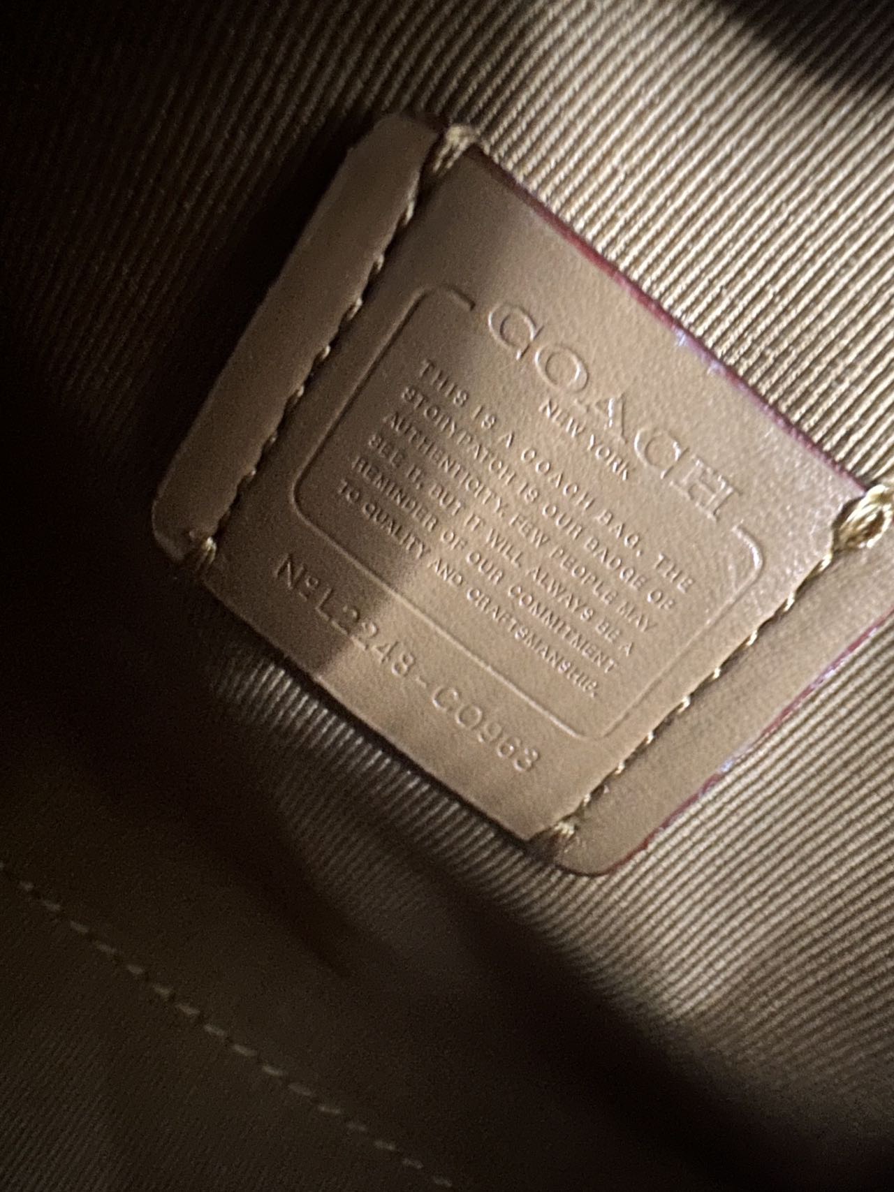 黑色单宁让coach档次看起来都要高几档光面牛皮手柄,包身是有点立体印花,有点绒布的感觉♥️ 8