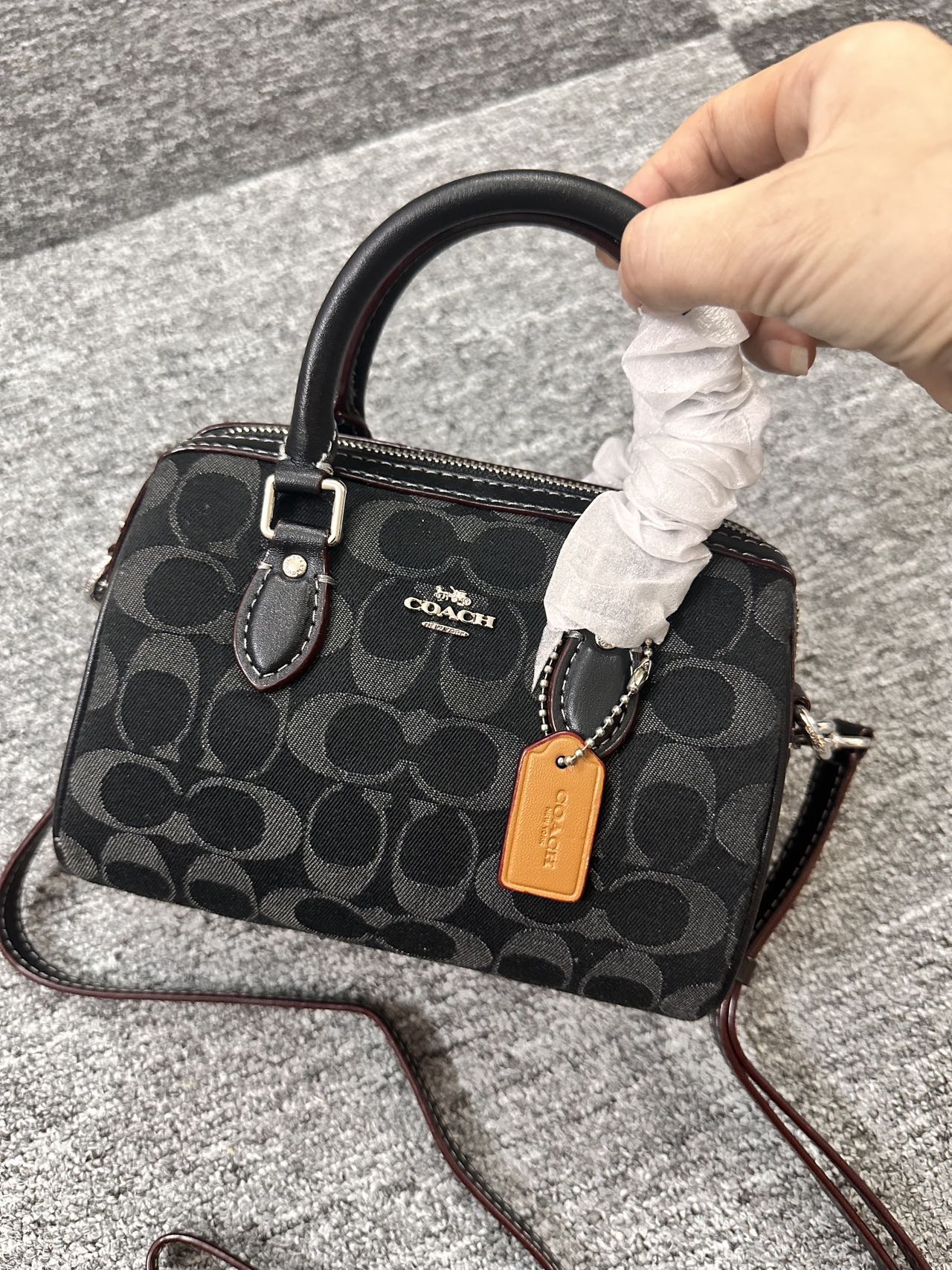 黑色单宁让coach档次看起来都要高几档光面牛皮手柄,包身是有点立体印花,有点绒布的感觉♥️ 3