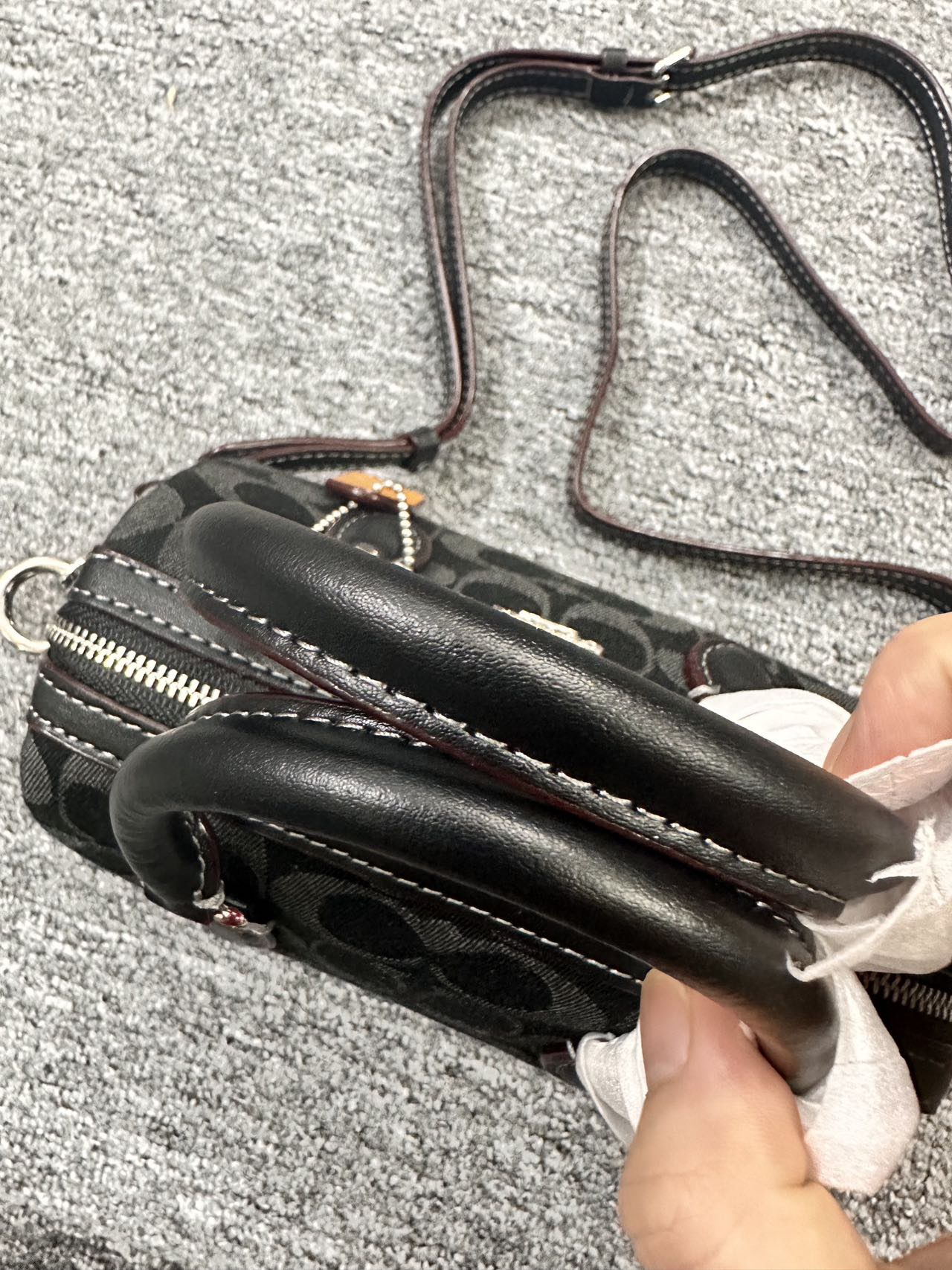 黑色单宁让coach档次看起来都要高几档光面牛皮手柄,包身是有点立体印花,有点绒布的感觉♥️ 6