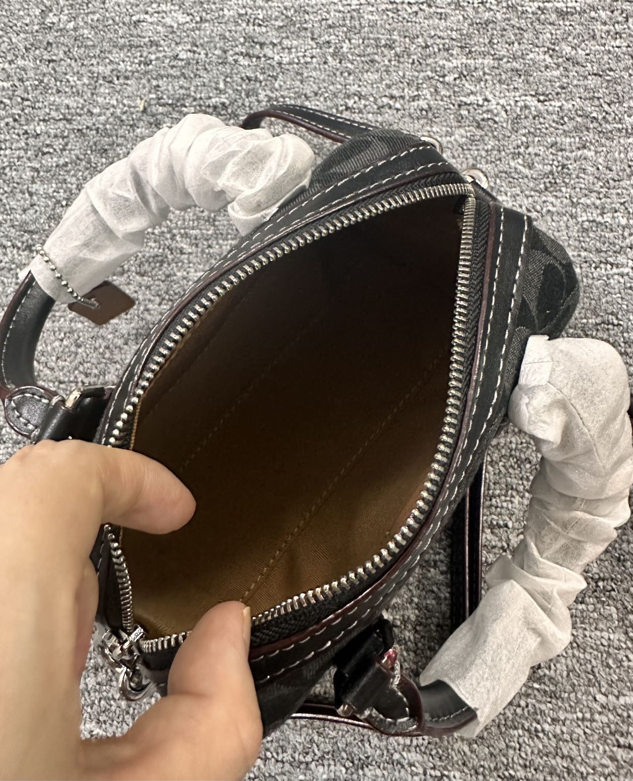 黑色单宁让coach档次看起来都要高几档光面牛皮手柄,包身是有点立体印花,有点绒布的感觉♥️ 7