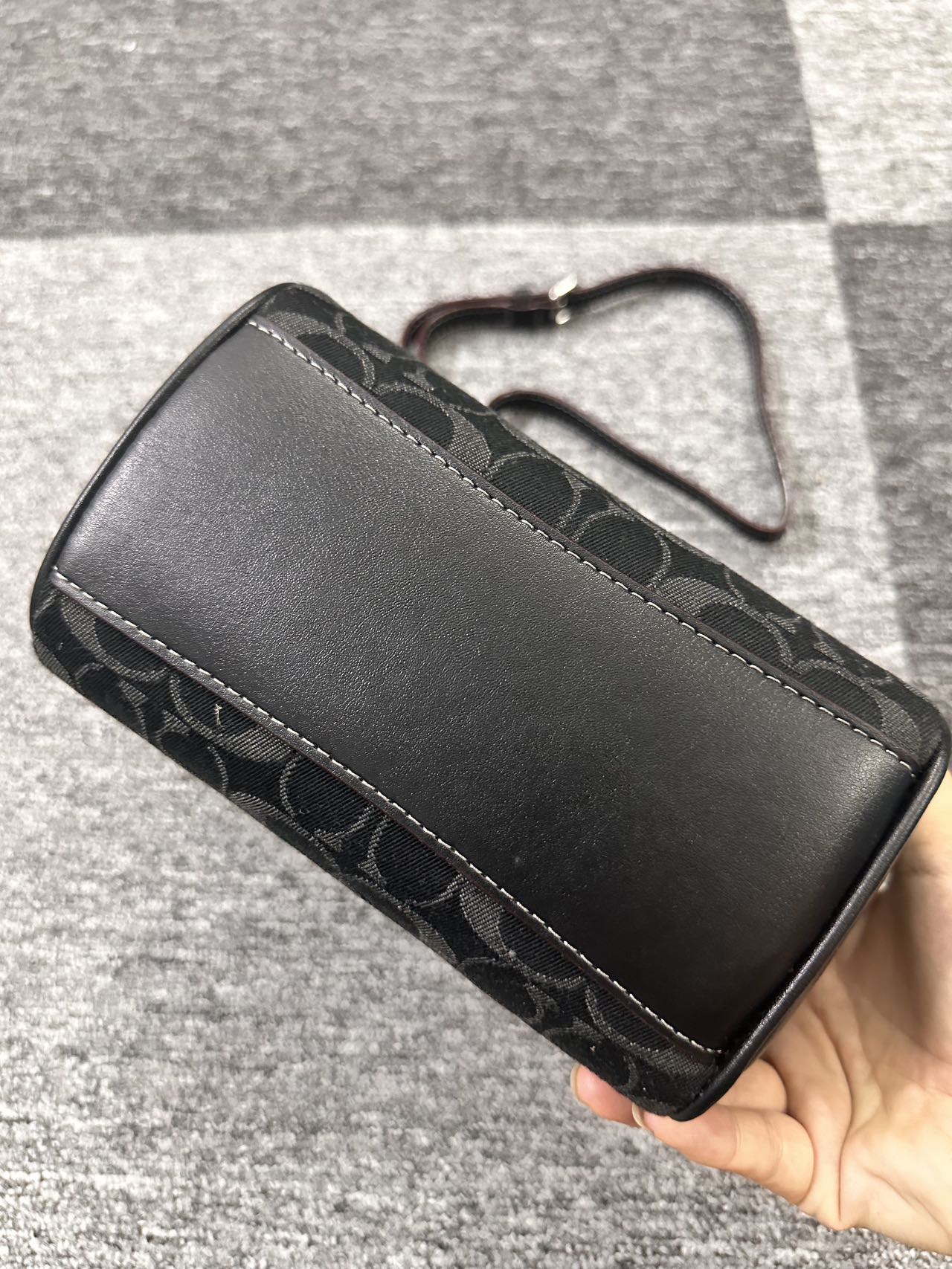 黑色单宁让coach档次看起来都要高几档光面牛皮手柄,包身是有点立体印花,有点绒布的感觉♥️ 5