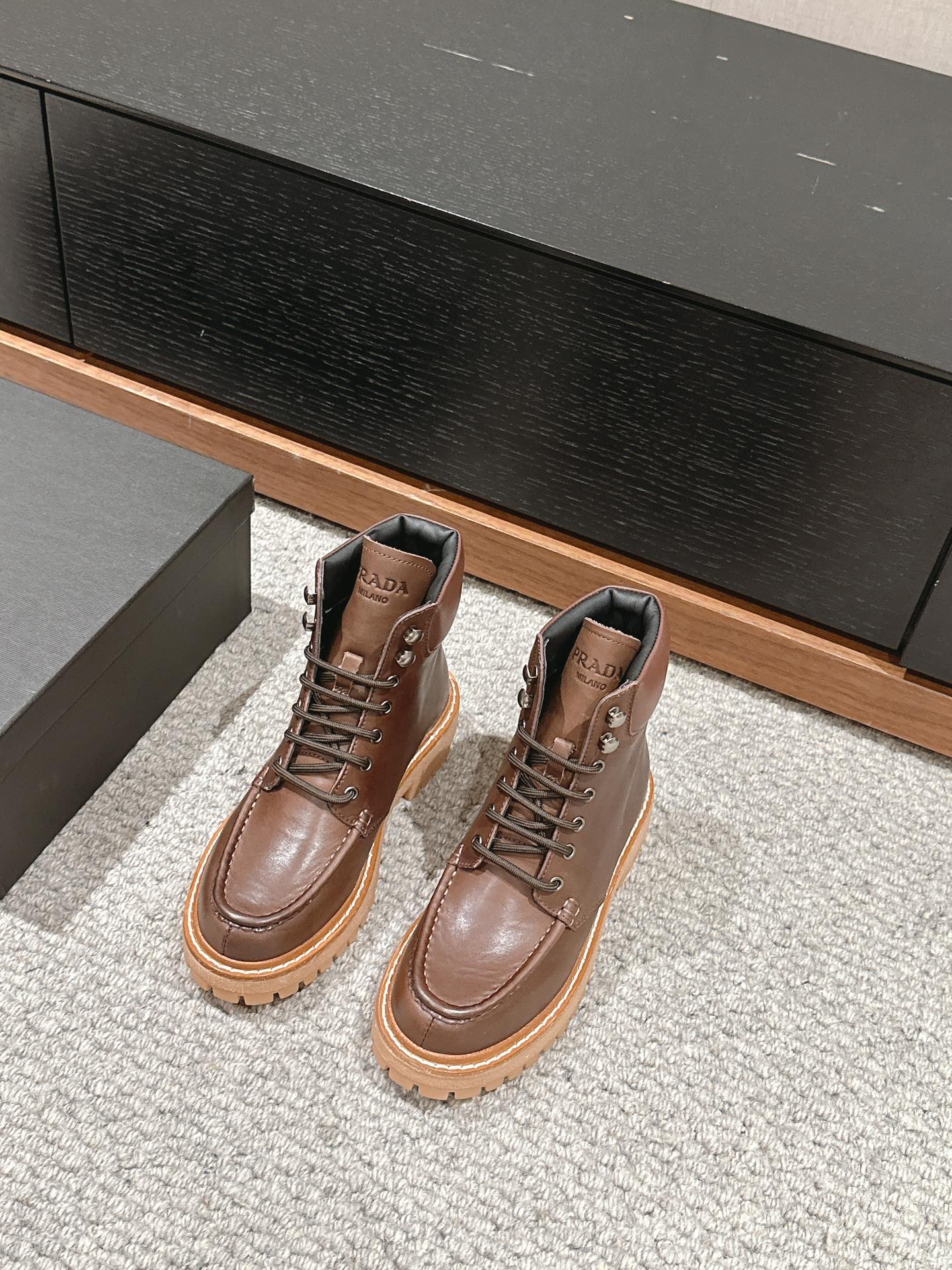 PRADA 马丁靴 油腊小牛皮 厚底 系带 棕色