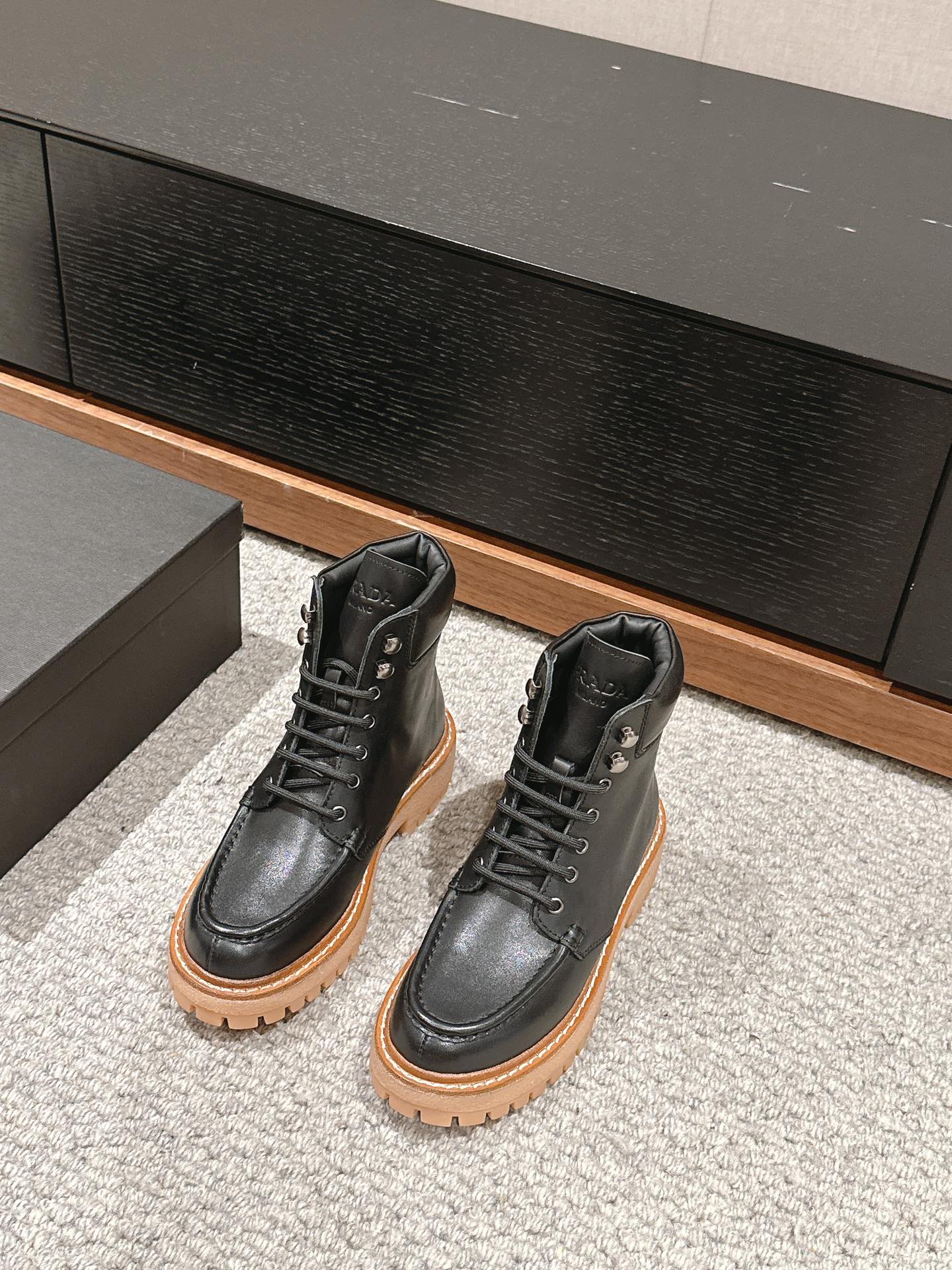 PRADA 马丁靴 油腊小牛皮 厚底 系带 短靴