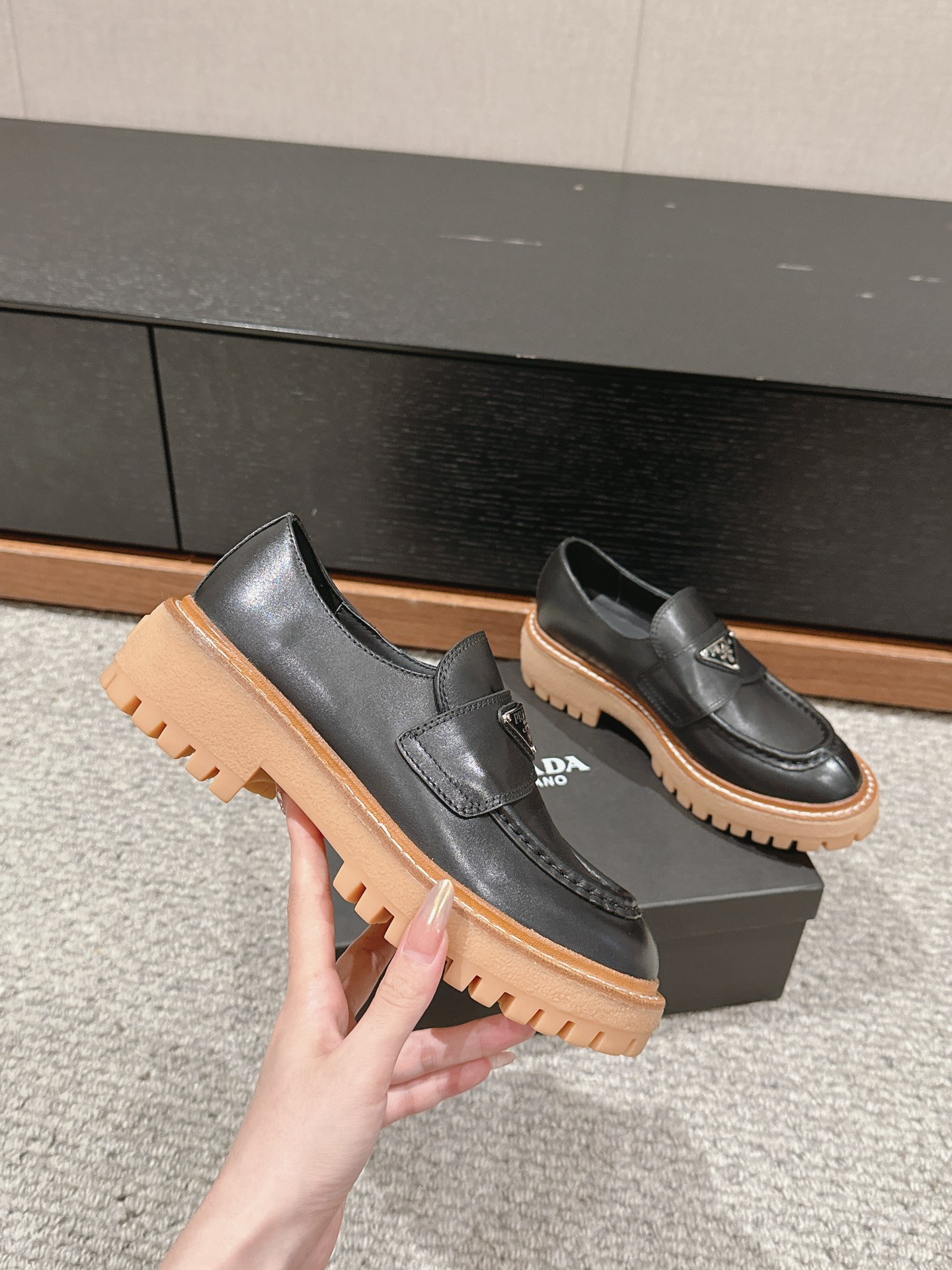 NO:544582,New products launch single shoes, popular foreign trade products, top quality, retro and high-end, simple and atmospheric, and very durable style!  The king of high-end versatile feet, the feet feel very comfortable, super versatile + super durable, suitable for both autumn and winter!  Imported waxed calfskin material, inner footbed silk cowhide, original TPU outsole, genuine leather edge strip, size 36-41 [40/41 customized] with original blue box, boots, loafers, boots, cowhide19860909新品重磅推出单鞋 外贸爆款 顶级品质 复古又高级 简约又大气,属于非常耐看的款式！ 高级百搭之王,脚感很好很舒服,超级百搭+超级耐看,秋冬皆适宜！ 进口打蜡小牛皮材料 内里垫脚丝绸牛皮 原版TPU大底 真皮沿条 尺码36-41 [40/41订做] 配原版蓝色盒子,靴子乐福鞋,loafers,boots,cowhide,Women's Shoes