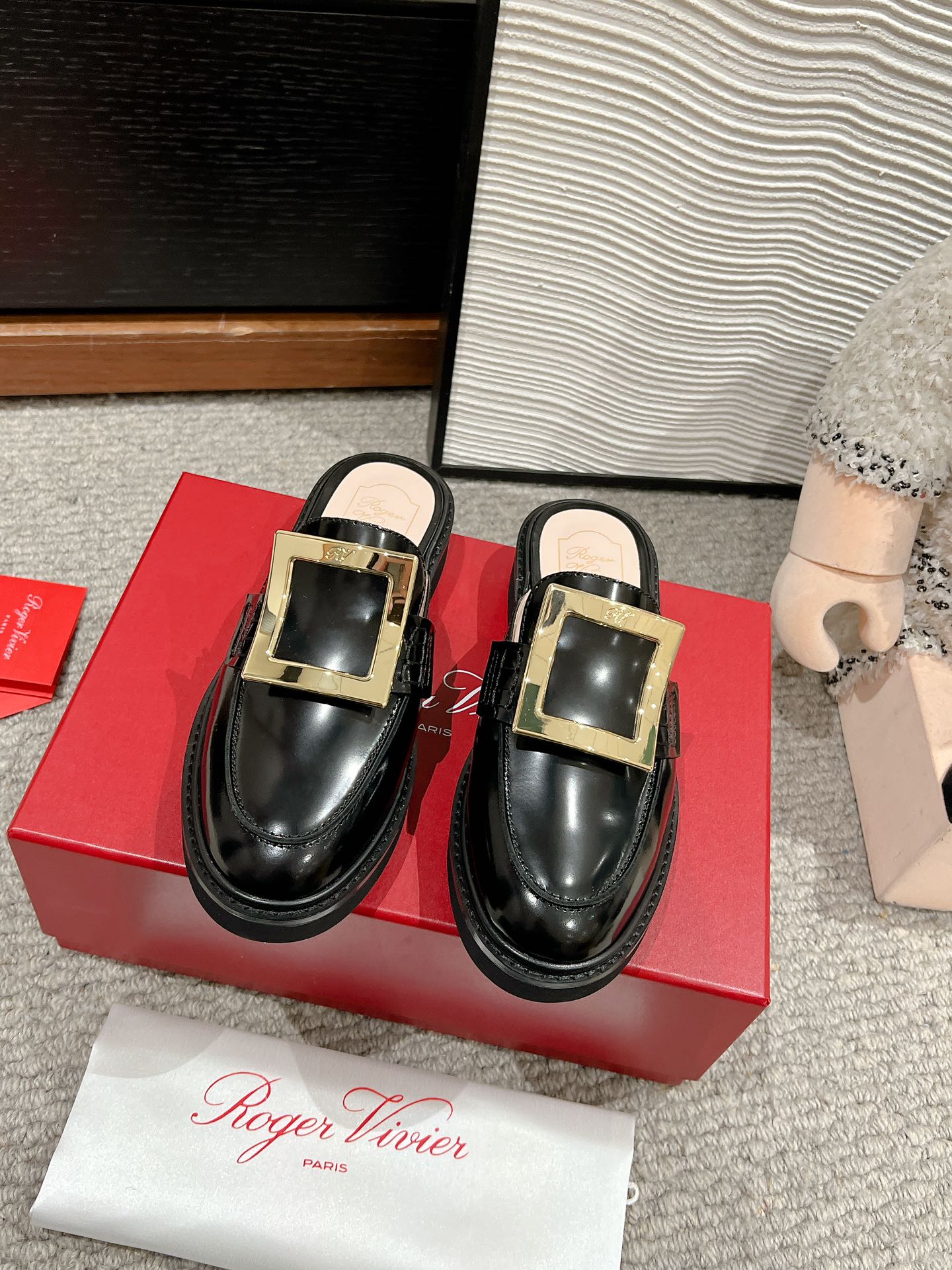 NO:235082,Top quality roger vivier fw25 new arrival~ Rv2025 spring and summer new diamond buckle muller slippers Classic shoe shape, classic crystal square buckle, thick sole height enhancement effect Full score Super easy-to-match summer items can be sweet or cool~ Classic and beautiful~ Upper open-edge beaded cowhide sheepskin inner original custom crystal diamond buckle Original mold-opening integrated rubber sole size35-39 (40 custom made without return), semi-torque, roger vivier, slippers, cowhide, sheepskin19860909顶级品质 roger vivier fw25 new arrival～ Rv2025春夏新款钻扣穆勒拖鞋 经典鞋型,经典水晶方扣,厚底增高效果满分 超级好搭配的夏季单品可甜可飒～经典又好看～ 鞋面开边珠牛皮 羊皮内里 原版定制水晶钻扣 原版开模一体橡胶鞋底 size35-39（40订做不退换）,半拖,roger vivier,slippers,cowhide,sheepskin,Women's Shoes