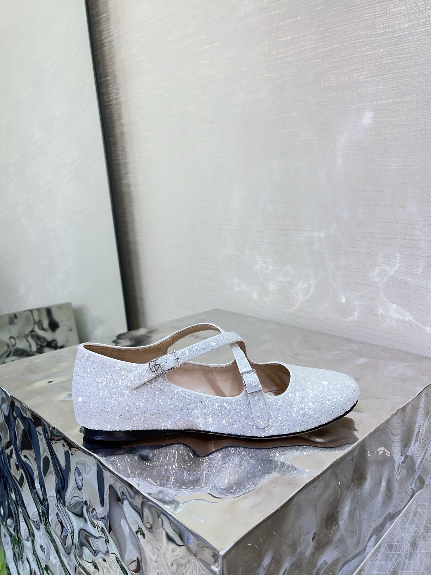 NO:652116,Top quality dior ss26 new arrival~ D's 2026 Early Spring Series | Mary Jane's new product This Very Dior ballet shoe is a new product in the 2026 Early Spring ready-to-wear series. It has a unique round toe design!  The front is decorated with adjustable cross laces. The sheepskin upper is covered with gold-toned sequins and decorated with interlocking gold-finished metal CD labels inspired by Dior archives. It is exquisite and comfortable and can be matched with various elegant styles. It is elegant and charming!  Materials and craftsmanship Customized Grete/fabric upper Cross laces with adjustable CD logo strap Lined cowhide lining/foot pads Genuine leather outsole imported from Italy The sole is decorated with Christian Dior's lucky star symbol size35-41 (40/41 custom-made, non-returnable), ballet shoes, dior, dior, mary jane, cowhide, sheepskin, Leather soles19860909顶级品质 dior ss26 new arrival～ D家2026早春系列｜玛丽珍新品 这款Very Dior芭蕾鞋是2026早春成衣系列新品 别具一格的圆形鞋头设计！正面饰以可调节交叉系带～羊皮革鞋面通体包覆以金色调亮片装饰,点缀灵感源自Dior档案的相扣的金色饰面金属CD标,精致舒适可各式高雅造型搭配～优雅迷人显气质！ 材质与工艺 鞋面定制格丽特/织物 交叉系带搭配可调节 CD 标志搭 里衬牛皮内里/垫脚 鞋底意大利进口真皮大底 鞋底饰以 Christian Dior 的幸运星符号 size35-41（40/41定做不退换）,芭蕾舞鞋,dior,dior,mary jane,cowhide,sheepskin,Leather soles,Women's Shoes