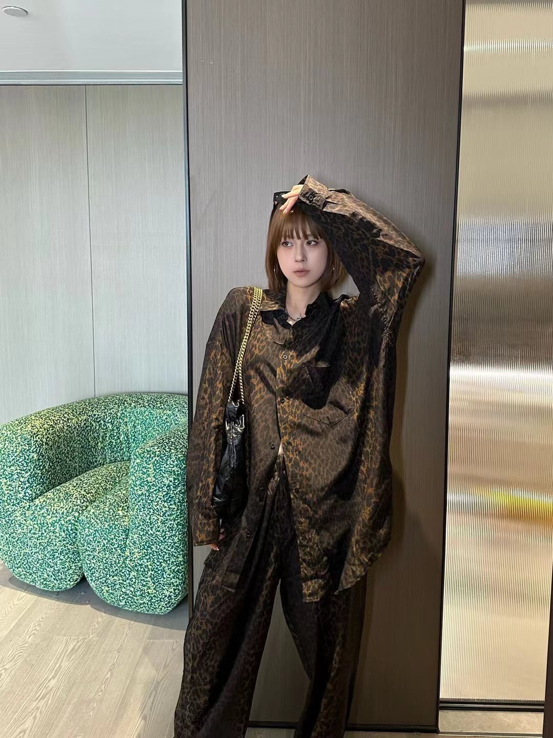 NO:427437,Model number D25061357 The same style for men and women, Balenciag*a Paris home new style, casual and lazy style, full-body personality printed loose fashion buttoned lapel long-sleeved shirt!  Leopard print, crocodile pattern, (M size bust 142, sleeve length 59, clothing length 93) shirt, balenciaga, balenciaga, shirts, alexander wang19860909款号D25061357 男女同款Balenciag*a巴黎家新款 休闲慵懒风通体个性印花宽松时尚系扣翻领长袖衬衣！豹纹、鳄鱼纹、（M码胸围142,袖长59,衣长93）衬衫,,balenciaga,balenciaga,shirts,alexander wang,Women's clothing