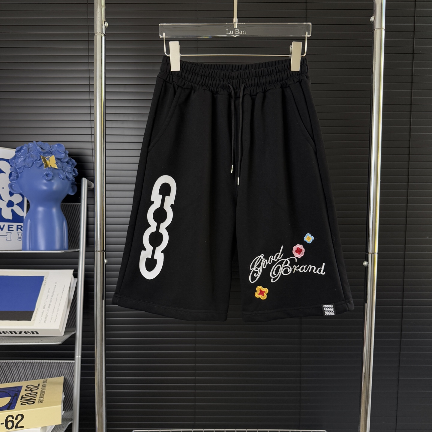 NO:431946,#658 (Arrived on the same day, available in stock) GOODBRAND shorts *Under high-density buckle fabric, 300 grams of pure cotton wool material, continuing the brand style of simple and fashionable, luxurious and high-end style *Embroidery wool flowers. *The classic design elements of LOVE IS GOOD give each product a noble and gorgeous texture, presenting the unique luxurious and gorgeous visual experience of GOODBRAND, which is trendy and stylish. The washing method is recommended to dry cleaning or wrap the back of the laundry bag and machine wash it naturally with cold water alone. The same style for men and women off-white black =M-XXL,, shorts,alexander wang19860909#658（当天到货 现货现配） GOODBRAND短裤 *采用高织高密牛肚面料,300克纯棉毛圈材质,延续简约时尚,奢华高级感的品牌风格 *刺绣卬花. *极具品牌辨识度的LOVE IS GOOD经典设计元素赋予每一件产品贵族华丽的质感,呈现出GOODBRAND独有的奢华绚丽视觉感受,潮酷有型. 洗涤方式建议干洗或包裹洗衣袋反面单独冷水快速机洗自然 男女同款 灰白色 黑色 =M-XXL,,shorts,alexander wang,Men's clothing