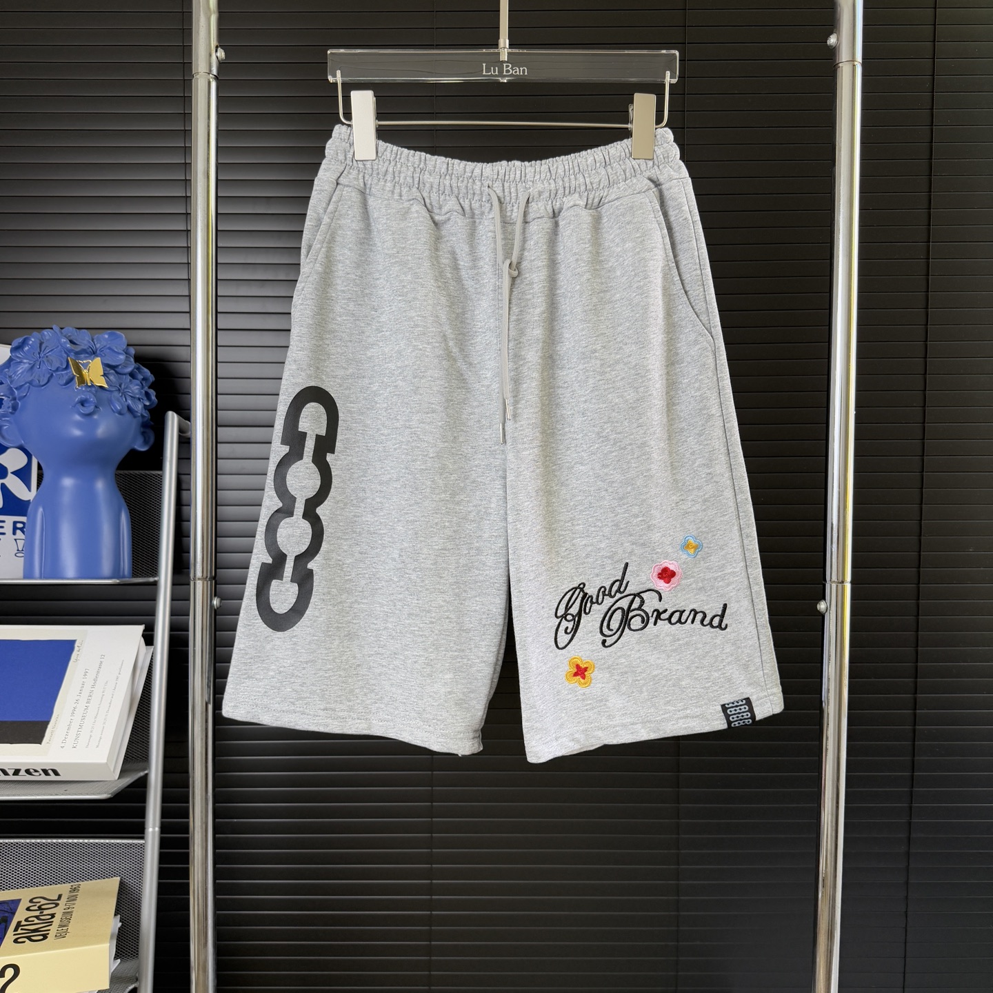 NO:431941,#659 (Arrived on the same day, available in stock) GOODBRAND shorts *Under high-density treasure fabric, 300g pure cotton wool material, continuing the brand style of simple and fashionable, luxurious and high-end style *Embroidery wool flowers. *The classic design elements of LOVE IS GOOD give each product a noble and gorgeous texture, presenting the unique luxurious and gorgeous visual experience of GOODBRAND, which is trendy and cool. The washing method is recommended to dry cleaning or wrap the back of the laundry bag and machine wash it naturally with cold water alone. The same style for men and women off-white black =M-XXL,, shorts,alexander wang19860909#659（当天到货 现货现配） GOODBRAND短裤 *采用高织高密牛肚面料,300克纯棉毛圈材质,延续简约时尚,奢华高级感的品牌风格 *刺绣卬花. *极具品牌辨识度的LOVE IS GOOD经典设计元素赋予每一件产品贵族华丽的质感,呈现出GOODBRAND独有的奢华绚丽视觉感受,潮酷有型. 洗涤方式建议干洗或包裹洗衣袋反面单独冷水快速机洗自然 男女同款 灰白色 黑色 =M-XXL,,shorts,alexander wang,Men's clothing