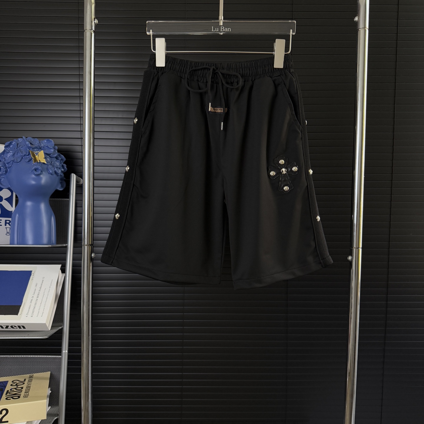 NO:431936,#660 (Arrived on the same day, available in stock) 2025SS Summer New Product Chrome Hearts 11 Crosine Cross Heavy Crafts Leather Mark Rivet Embroidered Shorts | Dark Trendy Trendy Shorts The fabric is high-quality cotton blend, skin-friendly and breathable, comfortable to wear, and there is no sense of stuffiness at all. The slightly loose style, not picky on the figure, and casually match it is the coolest boy on the street. The design brings the dark and gorgeous style of Crosine to the extreme. The Sanskrit silver buckles on the side shine mysteriously in the light, and each one is extremely exquisite. The iconic cross leather mark on the front is paired with a metal cross, which instantly improves the grade. The carved metal head at the top of the drawstring at the details demonstrates the brand's ingenuity. Color black Size M L XL  2XL, chrome hearts, chrome hearts, shorts, alexander wang19860909#660（当天到货 现货现配） 2025SS夏季新品 Chrome Hearts 11 克罗心十字架 重工艺贴皮标铆钉刺绣短裤 | 暗黑系潮人必备短裤 面料是高品质棉质混纺,亲肤又透气,穿起来舒适度拉满,完全不会有闷热感.微宽松版型,不挑身材,随意一搭就是街头最酷的仔. 设计上更是把克罗心的暗黑华丽风发挥到极致.侧边的梵文银扣排列,在光线下闪耀着神秘光泽,每一颗都精致无比.正面标志性的十字皮标搭配金属十字架,立体感十足,瞬间提升了档次.细节处抽绳顶端的雕花金属头,更是彰显品牌匠心. 颜色黑色 尺码M L XL 2XL,,chrome hearts,chrome hearts,shorts,alexander wang,Men's clothing