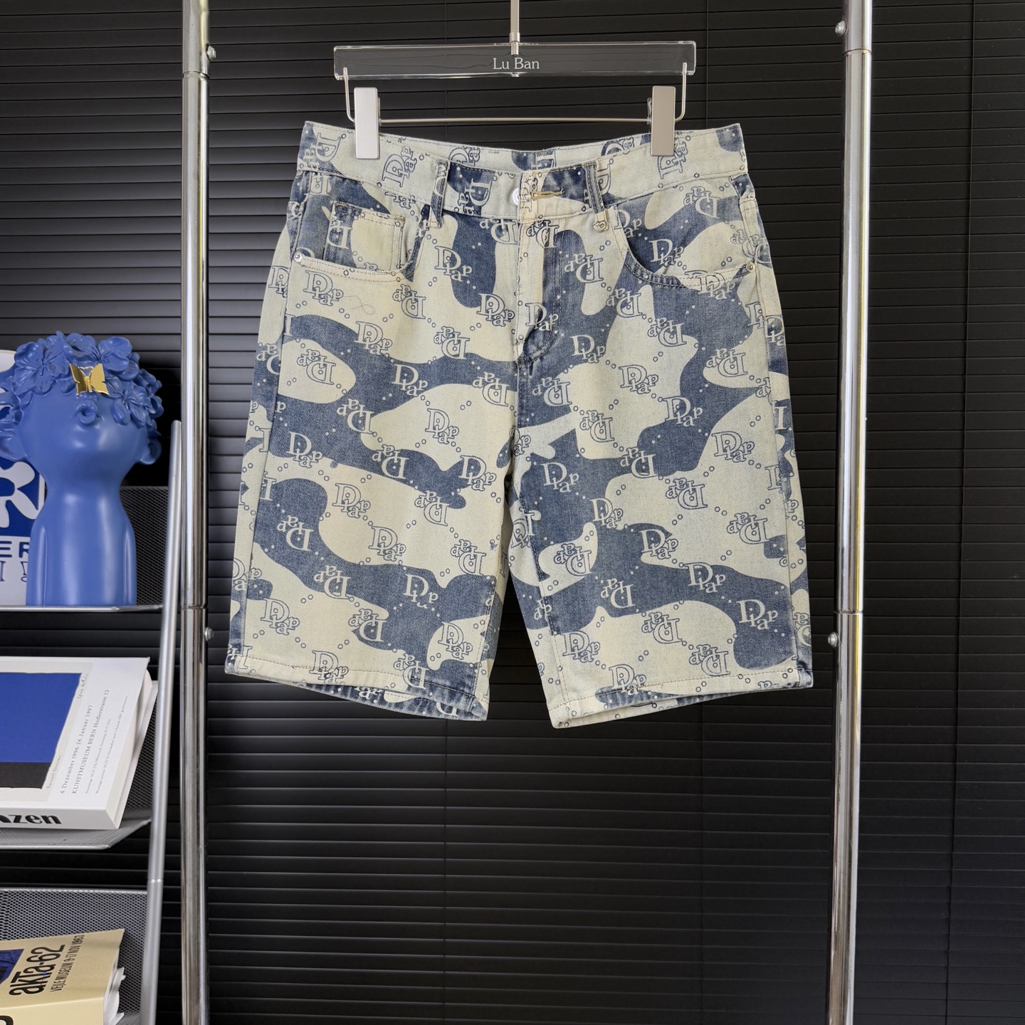 NO:431930,#662 (Arrived on the same day, in stock) Dior denim shorts The fabric is made of high-quality denim, which has undergone special washing process, giving a retro and aging effect, which has a sense of comfort and fashion. The denim has been pre-shrinked to ensure that the style is stable and not easily deformed. The shorts are characterized by Dior's classic Oblique printing, and use advanced printing technology. The patterns are clear and the colors last, which perfectly presents the brand's iconic elements. The pattern distribution is carefully designed, full of fashion sense, and shows luxurious style. Color picture color Size 29 30 32 34 Detailed size chart: 29303234 Pants length 9899 101102 Waist circumference 7579 85 90 Foot mouth 3234 3638 Size reference: 29 Height 160~170 Weight 100~110  30 Height 165~175 Weight 110~130 32 Height 170~180 Weight 130~34 Height 178~185 Weight 150~170,,dior,dior,shorts,alexander wang19860909#662（当天到货 现货现配） Dior迪奥牛仔短裤 面料选用优质牛仔布,经过特殊水洗工艺,呈现出复古做旧效果,兼具舒适与时尚感.牛仔布经过预缩处理,确保穿着时版型稳定,不易变形.  短裤以迪奥经典Oblique印花为特色,采用先进印刷工艺,图案清晰、色彩持久,将品牌标志性元素完美呈现.图案分布精心设计,时尚感十足,彰显奢华格调. 颜色图片色 尺码29 30 32 34 详细尺码表: 29303234 裤长9899 101102 腰围7579 85 90 脚口3234 3638 尺码参考: 29身高160~170 体重100~110 30身高165~175 体重110~130 32身高170~180 体重130~ 34身高178~185 体重150~170,,dior,dior,shorts,alexander wang,Men's clothing