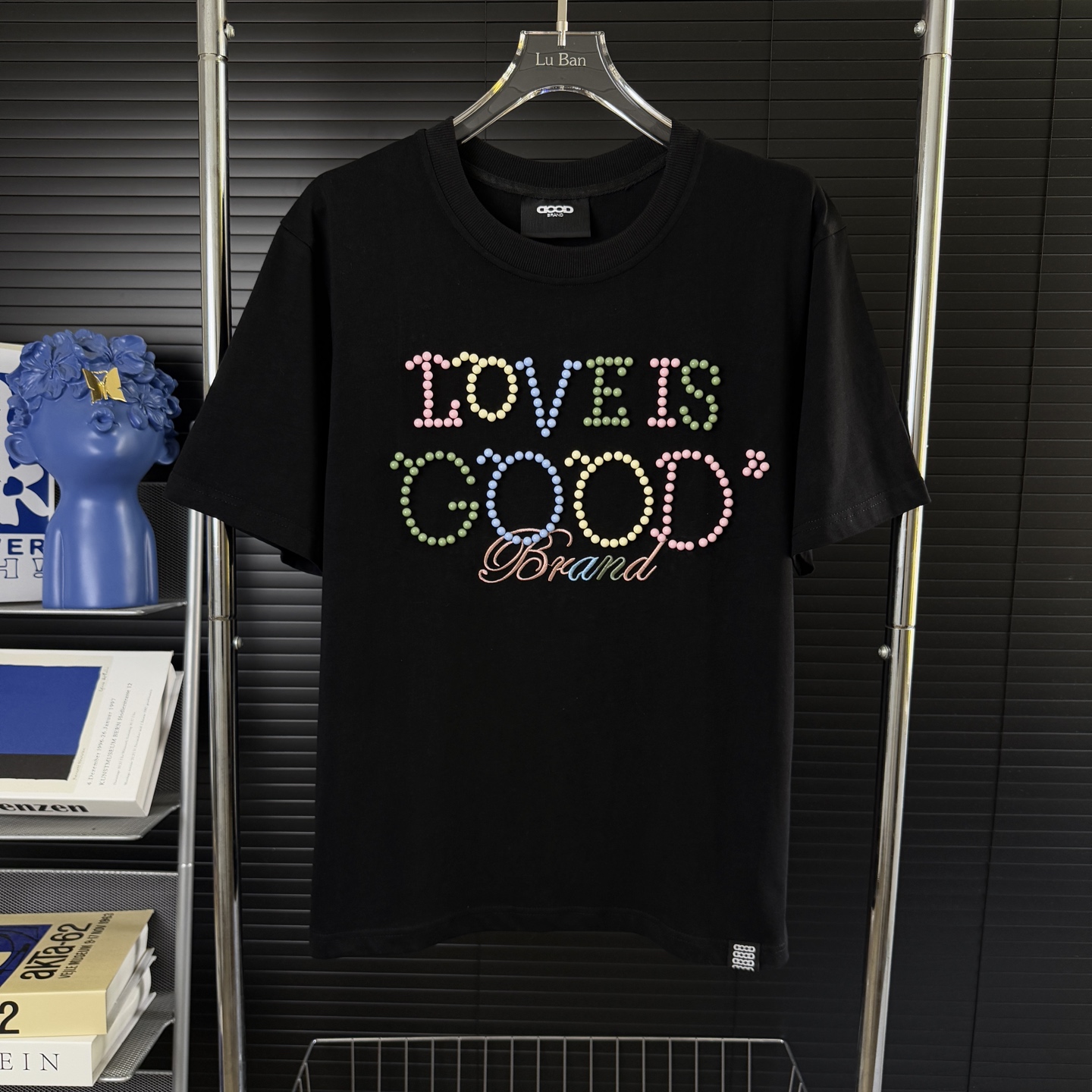 NO:431922,#664 (Arrived on the same day, available in stock) GOODBRAND 2025SS LOVE IS GOOD Limited Macaron Colorful Pearl Slogan Fashion Short-Sleeve T-shirt Exclusive First-Online Haute Clothes The fabric is made of 320 grams of heavy pure cotton, customized 32 double threads, two-way washes on the ready-to-wear, comfortable and comfortable, customized dyed fabric, high textile density, good drape, not easy to deform or shrink, thick texture and tight spinning process will not affect the breathability of the fabric, the saturation of the color is very high, imported Tajima embroidery technology, the upper body effect is good, a versatile and beautiful short-sleeved short-sleeved, loose style covers the flesh and makes it look slimming and not picky. Color black Size M L XL XXL,,T-shirt,tees,t-shirt,alexander wang19860909#664（当天到货 现货现配） GOODBRAND 2025SS LOVE IS GOOD限定马卡龙彩色珍珠标语时尚短袖T恤 独家首发高定 面料采用320克重磅纯棉,定制32支双股螺纹,成衣两遍水洗处理,面料舒适亲肤舒服,定制定染面料,纺织密度高,垂感佳,不易变形不缩水,厚织感加上紧密纺纱工艺,不会影响面料的透气性,成色的饱和度很高,进口田岛刺绣工艺,版型上身效果好,百搭好看的一款短袖,宽松版型遮肉显瘦不挑人 颜色黑色 尺码 M L XL XXL,,T-shirt,tees，t-shirt,alexander wang,Men's clothing