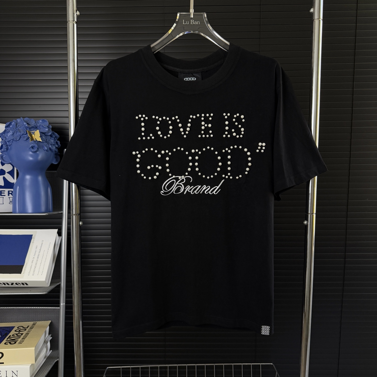 NO:431911,#665 (Arrived on the same day, available in stock) GOOD beaded letter embroidered round neck short sleeves, exclusive first-time haute couture, the fabric is made of 280 grams of heavy pure cotton, customized 32 double threads, two-way washes of ready-made clothes, comfortable and comfortable, customized dyed fabric, high textile density, good drape, not easy to deform or shrink, thick texture and tight spinning process will not affect the breathability of the fabric, the saturation of the color is very high, imported Tajima embroidery technology, the upper body effect is good, a versatile and beautiful short sleeve, loose style covers the flesh and makes it look slim and not picky. Color black, Navy blue Size M L XL XXL,, T-shirt, alexander wang19860909#665（当天到货 现货现配） GOOD串珠字母刺绣圆领短袖 独家首发高定 面料采用280克重磅纯棉,定制32支双股螺纹,成衣两遍水洗处理,面料舒适亲肤舒服,定制定染面料,纺织密度高,垂感佳,不易变形不缩水,厚织感加上紧密纺纱工艺,不会影响面料的透气性,成色的饱和度很高,进口田岛刺绣工艺,版型上身效果好,百搭好看的一款短袖,宽松版型遮肉显瘦不挑人 颜色黑色 藏青蓝 尺码 M L XL XXL,,T-shirt,alexander wang,Men's clothing