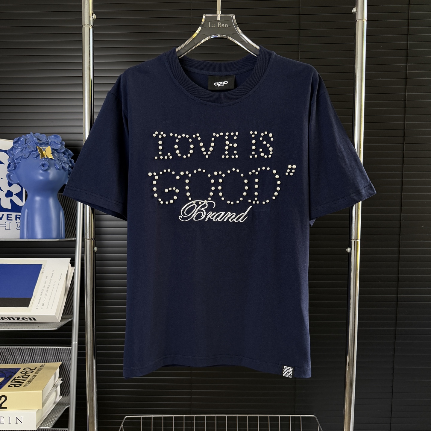 NO:431906,#666 (Arrived on the same day, available in stock) GOOD beaded letter embroidered round neck short sleeve T-sleeved exclusive first-time haute couture The fabric is made of 280 grams of heavy pure cotton, customized 32 double threads, two-way wash of ready-made garments, comfortable and comfortable fabric, customized dyed fabric, high textile density, good drape, not easy to deform or shrink, thick texture and tight spinning process will not affect the breathability of the fabric, the saturation of the color is very high, imported Tajima embroidery technology, the upper body effect is good, a versatile and beautiful short sleeve, loose style covers the flesh and makes it look slim and not picky. Color black, Navy blue Size M L XL XXL,, T-shirt, alexander wang19860909#666（当天到货 现货现配） GOOD串珠字母刺绣圆领短袖T袖 独家首发高定 面料采用280克重磅纯棉,定制32支双股螺纹,成衣两遍水洗处理,面料舒适亲肤舒服,定制定染面料,纺织密度高,垂感佳,不易变形不缩水,厚织感加上紧密纺纱工艺,不会影响面料的透气性,成色的饱和度很高,进口田岛刺绣工艺,版型上身效果好,百搭好看的一款短袖,宽松版型遮肉显瘦不挑人 颜色黑色 藏青蓝 尺码 M L XL XXL,,T-shirt,alexander wang,Men's clothing