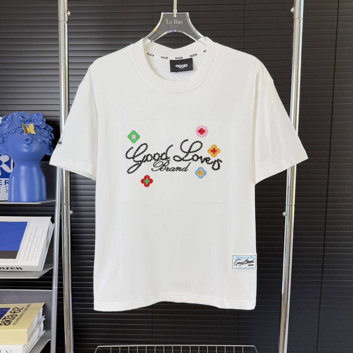 NO:431918,#667 (Arrived on the same day, available in stock) GOODBRAND Three-dimensional embroidery slogans light luxury fashion high-end short-sleeved T-shirt Exclusive first-time haute couture The fabric is made of 320 grams of heavy pure cotton, customized 32 double threads, two-way wash of ready-made garments, comfortable and comfortable, customized dyed fabric, high textile density, good drape, not easy to deform or shrink, thick texture and tight spinning process will not affect the breathability of the fabric, the saturation of the color is very high, imported Tajima embroidery technology, the upper body effect is good, a versatile and beautiful short-sleeved short-sleeved, loose style covers the flesh and makes it look slim and not picky. Color black and white Size M L XL XXL,,T-shirt,tees,t-shirt,alexander wang19860909#667（当天到货 现货现配） GOODBRAND 立体刺绣标语轻奢时尚高级感短袖T恤 独家首发高定 面料采用320克重磅纯棉,定制32支双股螺纹,成衣两遍水洗处理,面料舒适亲肤舒服,定制定染面料,纺织密度高,垂感佳,不易变形不缩水,厚织感加上紧密纺纱工艺,不会影响面料的透气性,成色的饱和度很高,进口田岛刺绣工艺,版型上身效果好,百搭好看的一款短袖,宽松版型遮肉显瘦不挑人 颜色黑色 白色 尺码 M L XL XXL,,T-shirt,tees，t-shirt,alexander wang,Men's clothing