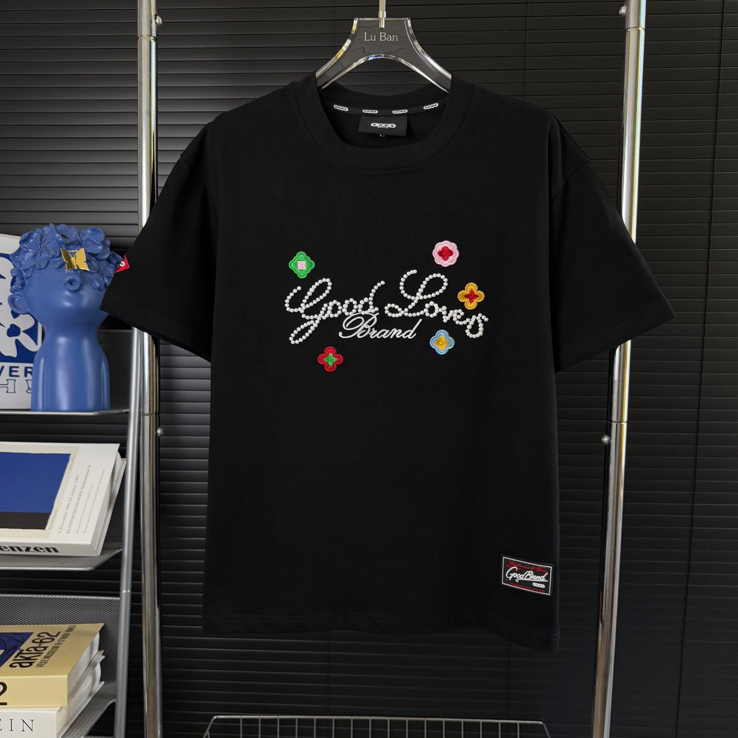 NO:431914,#668 (Arrived on the same day, available in stock) GOODBRAND Three-dimensional embroidery slogans light luxury fashion high-end short-sleeved T-shirt Exclusive first-time haute couture The fabric is made of 320 grams of heavy pure cotton, customized 32 double threads, two-way wash of ready-made garments, comfortable and comfortable, customized dyed fabric, high textile density, good drape, not easy to deform or shrink, thick texture and tight spinning process will not affect the breathability of the fabric, the saturation of the color is very high, imported Tajima embroidery technology, the upper body effect is good, a versatile and beautiful short-sleeved short-sleeved, loose style covers the flesh and makes it look slim and not picky. Color black and white Size M L XL XXL,,T-shirt,tees,t-shirt,alexander wang19860909#668（当天到货 现货现配） GOODBRAND 立体刺绣标语轻奢时尚高级感短袖T恤 独家首发高定 面料采用320克重磅纯棉,定制32支双股螺纹,成衣两遍水洗处理,面料舒适亲肤舒服,定制定染面料,纺织密度高,垂感佳,不易变形不缩水,厚织感加上紧密纺纱工艺,不会影响面料的透气性,成色的饱和度很高,进口田岛刺绣工艺,版型上身效果好,百搭好看的一款短袖,宽松版型遮肉显瘦不挑人 颜色黑色 白色 尺码 M L XL XXL,,T-shirt,tees，t-shirt,alexander wang,Men's clothing