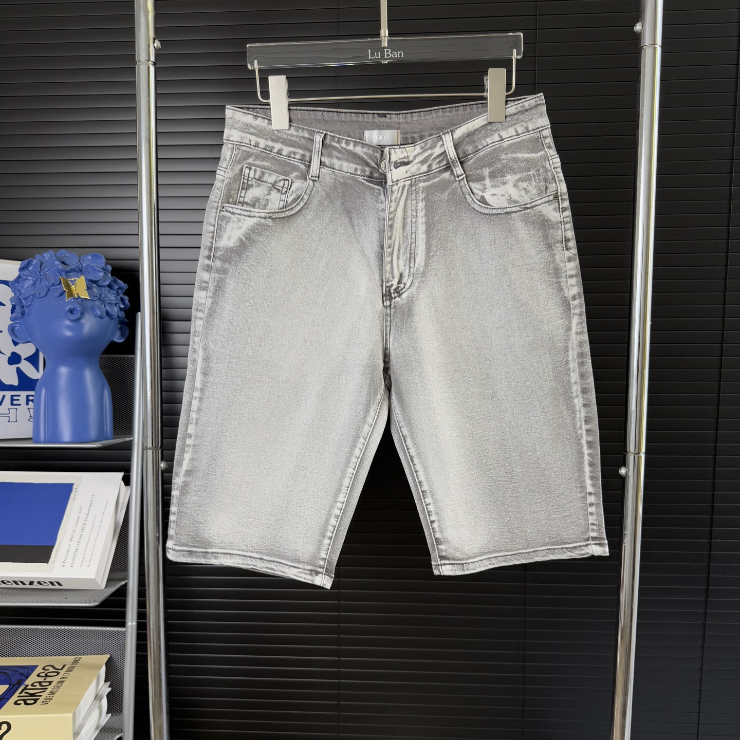 NO:431951,#669 (Arrived on the same day, available in stock) Dior Ss New denim shorts Only made for fine products Look at the fabric Look at the details Original original fabric wash water!  Imported original wash elastic fabric Imported original wash elastic fabric, weak saturation medium gray color is particularly difficult to grasp in the sand and water washing test. Complex handicraft superposition, any washing step will become a completely different color effect after a few more seconds, so it is more precious, especially long-lasting and odor-resistant... Choose the best tannin elastic texture, genuine leather leather brand, high-quality metal accessories... to create a unique and original jeans style!  The classic logo of the back bag, original hardware and accessories, super positive style, comfortable and breathable, extremely high-end quality, counter quality, handsome upper body, complete three standards!  Size 30, 32, 34, 36 Pants length Waist and hip circumference Recommended 3096 1369690-catties 32 98 80 100-catties 34 10084 104 -160kg 36104 88 108 160-180kg,,dior,dior,shorts,jeans,alexander wang19860909#669（当天到货 现货现配） Dior迪奥ss 新款牛仔短裤 只做精品 看面料 看做看细节 原厂原布原洗水！进口原版水洗弹力面料进口原版水洗弹力水洗面料,弱饱和度的中灰色在炒砂洗水测试中特别难把握,复杂的手工艺叠加,任何一个洗水环节多停留几秒都会变成完全不一样的颜色效果,所以越加珍贵,特别持久、耐味…… 选用上乘的丹宁弹力质感,真皮皮牌、高定的金属辅料……打造出独特及原创的牛仔裤款型！ 后袋经典logo,原版五金辅料,版型超正,舒适透气,档次极高,专柜品质,上身帅气十足,三标齐全！ 尺码30、32、34、36  裤长 腰围臀围 建议 3096 1369690-斤 32 98 80 100 -斤 34 10084 104 -160斤 36104 88 108 160-180斤,,dior,dior,shorts,jeans,alexander wang,Men's clothing