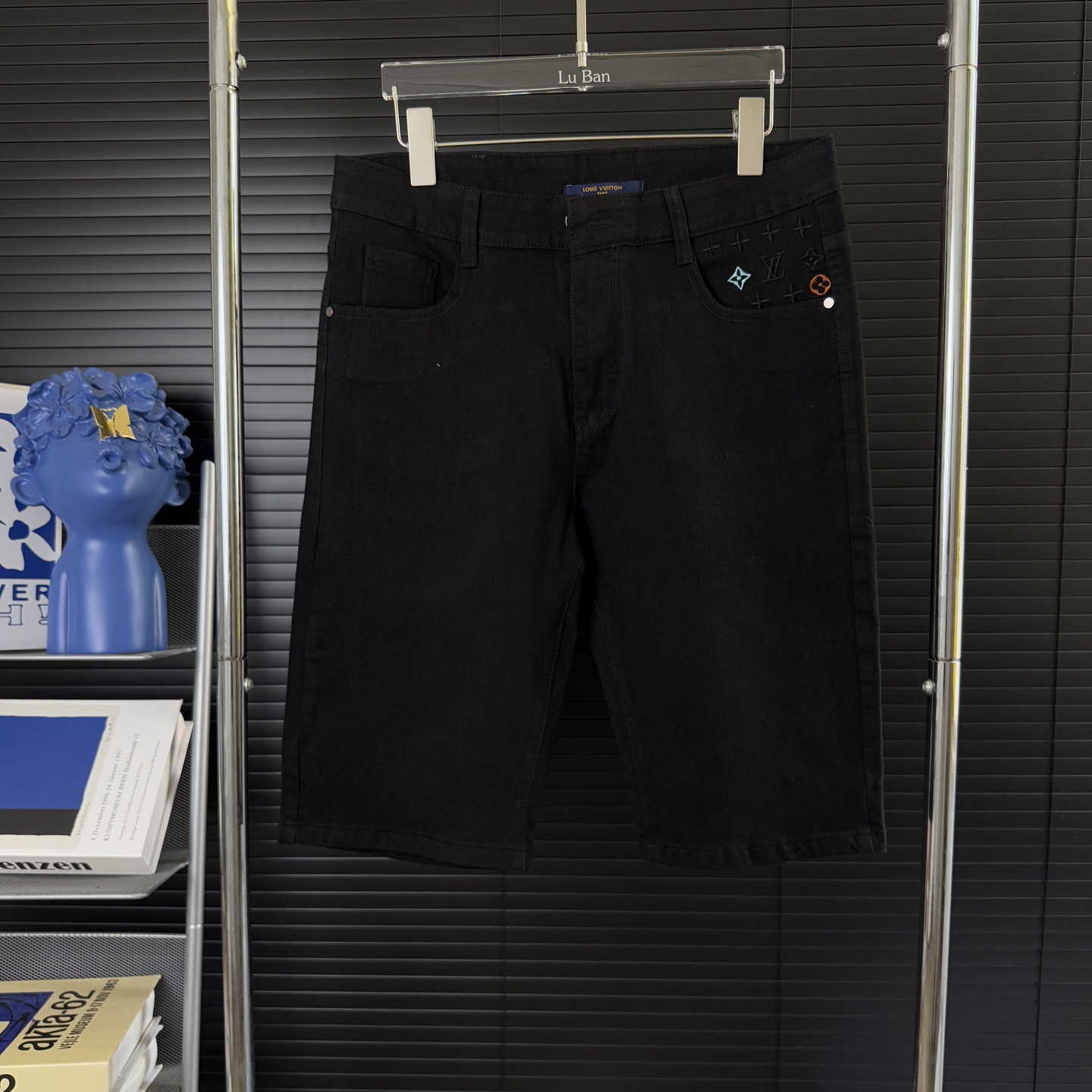 NO:431915,#670 (Arrival on the same day, available in stock) 2025lv Louis Vuitton Spring and Summer European Counter New Style, Super A Purchase Level Overseas Trading Company Order Source, Top Original Single High-end Men's Customized Fashion Slim Small Straight Shorts Fabric Denning Washed Jeans!  Luxury experience. Customer-supply trade channels. The simple and charming classic trousers are made of customer-supply denim jeans. The texture is thick and comfortable and breathable. The high-quality craftsmanship cutting is first-class. The overall design is very exquisite. The handcuffed edge design is tightly stitched. The use of the lever needle edge sealing process to highlight the brand's luxury inner charm. The brand logo words are full and thick, and the chiseled buttons are thick and rigorous, bringing a new fashion taste to the mediocre trousers!  Size M-XXL Color picture color M waist 72-84 hip circumference 104 trousers length 48 L waist circumference 76-90 hip circumference 108 trousers length 50 XL waist circumference 80-94 hip circumference 112 trousers length 52 XXL waist circumference 86-105 hip circumference 116 trousers length 54,,louis vuitton,louis vuitton,shorts,jeans,alexander wang19860909#670（当天到货 现货现配） 2025lv路易威登春夏欧洲专柜新款 超A代购级别海外贸易公司订单货源,顶级原单高端男士定制时尚修身小直筒短裤 面料丹宁水洗牛仔裤！奢华体验.客供贸易渠道,简约魅力的经典裤装采用客供丹宁牛仔 质感厚实舒适及透气效果也非常的好.高品质工艺化的裁剪堪称一流,整体非常精致,内外兼修铐边设计严丝合缝,运用聚股械针封边工艺彰显品牌奢华内在魅力品牌Logo字眼饱满厚实,凿刻型钮扣厚实严谨,给本平庸无奇的裤装带来了全新时尚品味！ 码数M-XXL 颜色图片色 M腰围72-84臀围104裤长48 L 腰围76-90臀围108裤长50 XL 腰围80-94臀围112裤长52 XXL 腰围86-105 臀围116裤长54,,louis vuitton,louis vuitton,shorts,jeans,alexander wang,Men's clothing