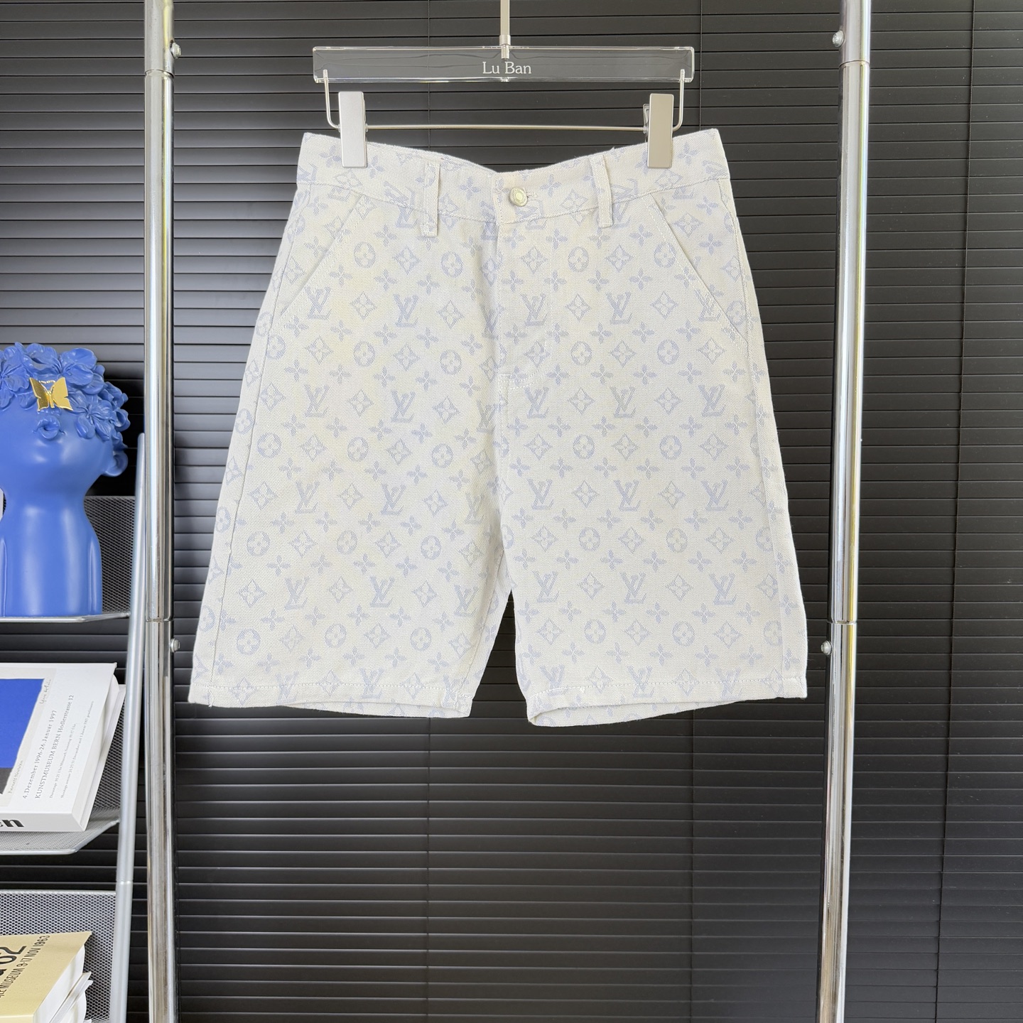 NO:431919,#671 (Arrived on the same day, available in stock) Louis Vuitton LV presbyopia series full-print jeans, same style as men and women, donkey never disappoint trendy people. From the quality of the fabric, the tailoring of the details, and the matching of the patterns are impeccable!  The upper body is so handsome... men, women, young and old can easily control it!  In terms of process, heavy-duty clean cotton denim fabric is used. After washing, it is soft and thick. It is very stylish when worn on the body. Genuine 1; 1 style. Customized for mold opening of individual hardware and accessories. Restore the highest quality. Can be used as a couple outfit. Wear it on the body. Instantly become a fashion expert. Number of sizes. M-XXL. Color picture color. M waist 72-84 hip 104 pants length. 48 L waist 76-90 hip 108 pants length. 50 XL waist 80-94 hip 112 pants length. 52 XXL waist 86-105 hip 116 pants length. 54,,louis vuitton,louis vuitton,louis vuitton,louis vuitton,jeans,alexander wang19860909#671（当天到货 现货现配） 路易威登LV老花爆款系列水洗满印牛仔裤 男女同款 驴家从来就不曾让潮人失望过 从布料的质量选择,细节的剪裁,花型的搭配都无可挑剔！上身穿着可谓是帅到炸…男女老少都可以轻松驾驭！ 工艺上采用重工水洗纯棉牛仔面料 水洗之后 柔软厚实 穿在身上十分有型 正品1；1版型 单独的五金辅料开模定制 还原最高品质 可以作为情侣装 穿在身上 秒变时尚达人 码数M-XXL 颜色图片色 M腰围72-84臀围104裤长48 L 腰围76-90臀围108裤长50 XL 腰围80-94臀围112裤长52 XXL 腰围86-105 臀围116裤长54,,louis vuitton,louis vuitton,louis vuitton,louis vuitton,jeans,alexander wang,Men's clothing