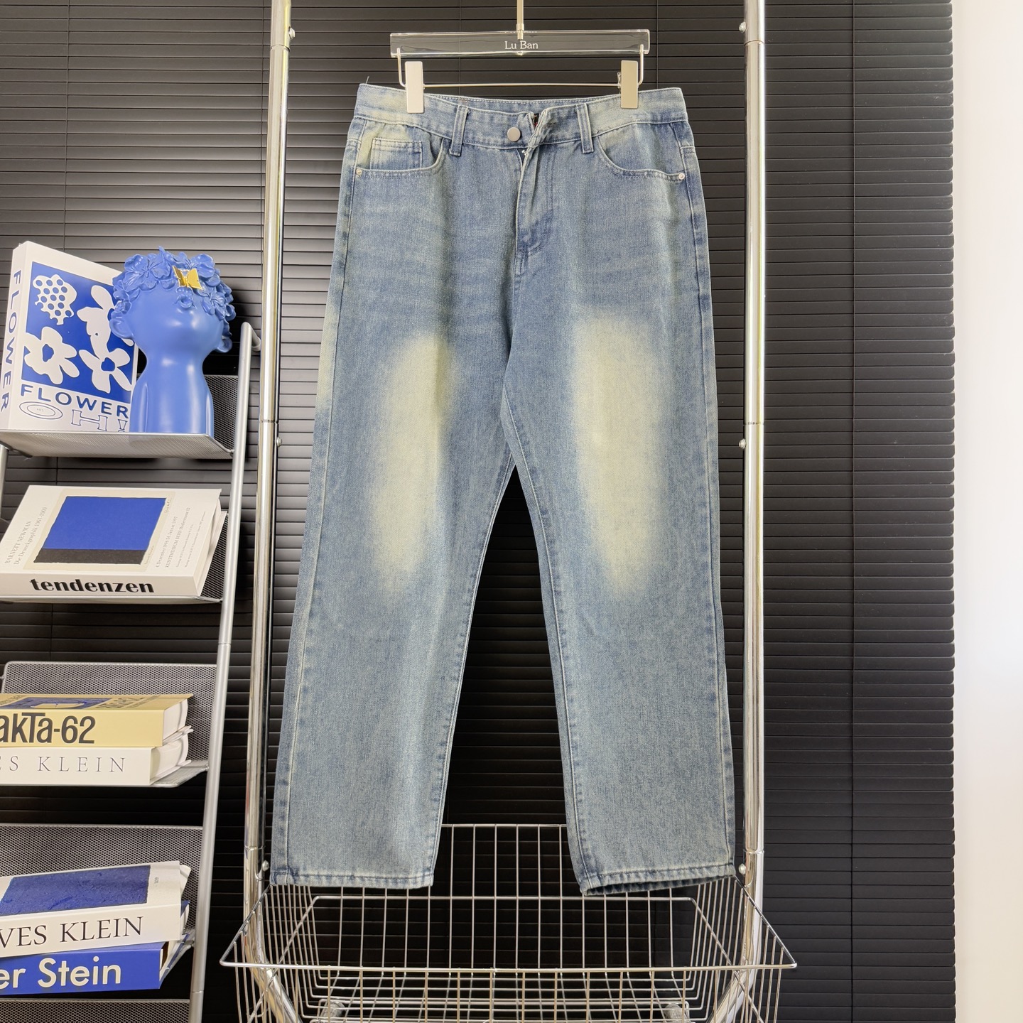 NO:431938,#676 (Arrived on the same day, available in stock) [Evisu Dirty and Old Denim Trousers] Evisu Fushen Jeans Couple style is specially provided for Zhongshan original pulp denim, with environmentally friendly fabrics, old splicing elements, and cashew flowers with European and American style. It is a perfect combination with M and has a full personality and exquisite workmanship. It can be worn all year round!  Ins Douyin Xiaohongshu Recommended styles for all trendy celebrities!  Exclusive custom Tencel denim fabric, thin, breathable and not stiff!  11-story washing, tie-dyeing and old-fashioned craftsmanship. The colors are super pure, the three-dimensional cut style is loose and comfortable. It is not picky about the figure. It looks tall and slim. The big factory is neatly routed. Original one-piece hardware, original quality control. Men and women. The same style can be used as couples. Recommended versatile. The workmanship is fine. The style is very stylish. The upper body effect is super good. Exclusive model. It is so popular. It is hard to find one!  Color picture color Size M-XXL, jeans,alexander wang19860909#676（当天到货 现货现配）【Evisu脏脏做旧牛仔长裤】Evisu 福神牛仔裤 情侣款特供中山原厂原浆牛仔,面料环保,做旧拼接元素,和带有欧美风格的腰果花组合,与M的完美结合、个性十足做工精一年四季都能穿哦！Ins 抖音 小红书 各路潮人大咖上身推荐款式！独家定制天丝牛仔面料 轻薄透气不生硬！11道水洗扎染做旧工艺 颜色超级纯正,精工立体裁剪版型 宽松舒适不挑身材,显高显瘦,大厂精走线工整,原版一制五金,原厂品控 男女 同款 可做情侣搭配 百搭推荐 做工精细 版型非常有型 上身效果超级好看 独家款 太火爆了 一件难求！ 颜色图片色 尺码M-XXL,,jeans,alexander wang,Men's clothing