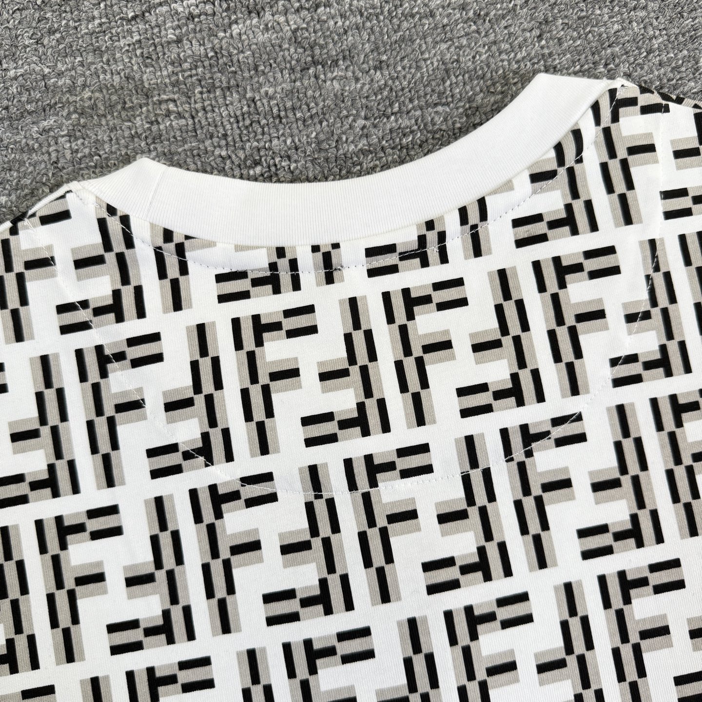 Fendi FENDI/芬迪 高品质320克圆领短袖T恤