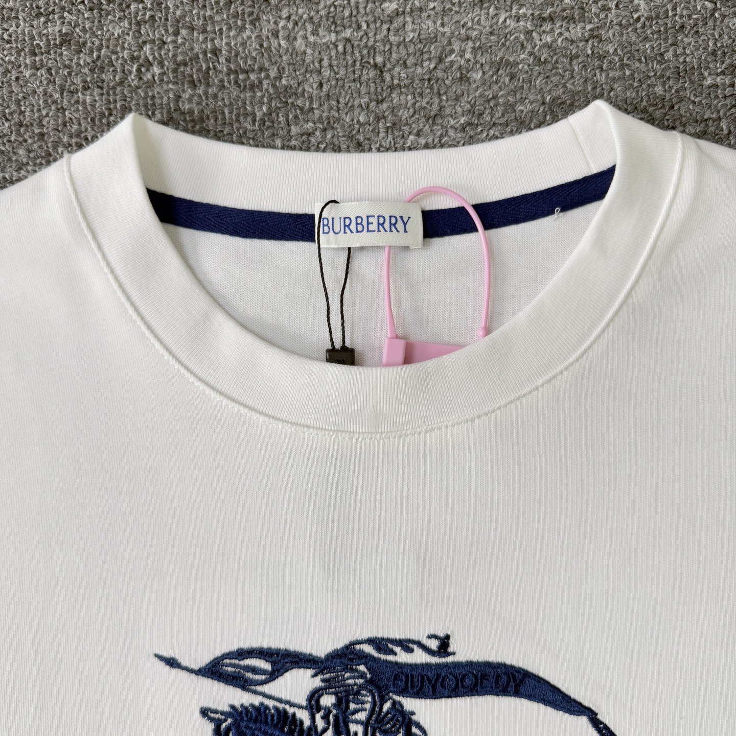 Burberry Burberry巴宝莉 2026ss夏季新品 骑士战马绣花短袖，解锁高阶