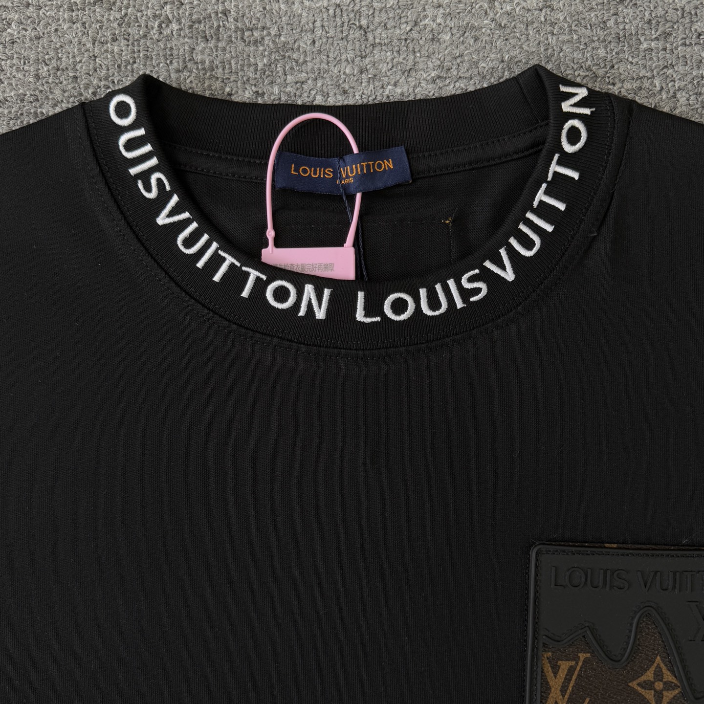 Louis Vuitton LOUIS VUITTON/路易威登LV 夏季新款皮标贴袋领口 字母刺绣短袖圆领T恤