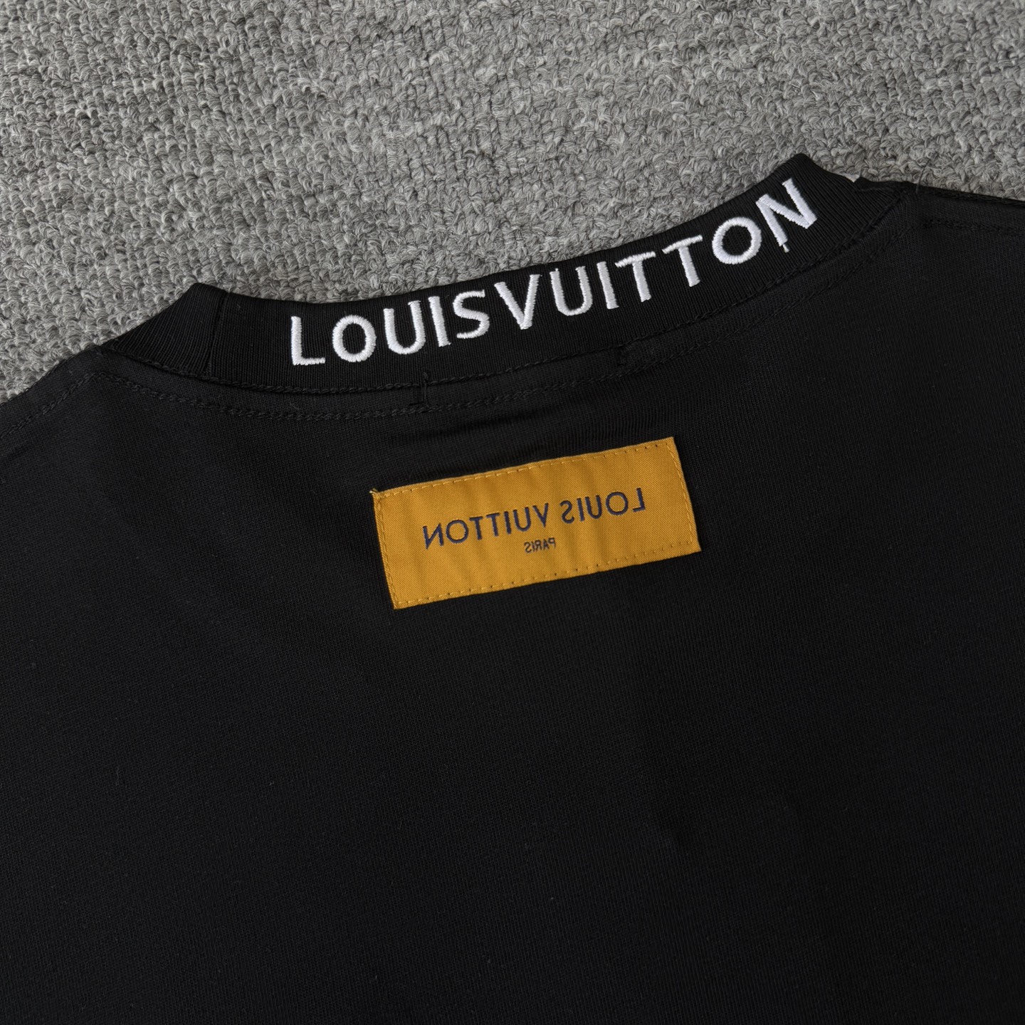 Louis Vuitton LOUIS VUITTON/路易威登LV 夏季新款皮标贴袋领口 字母刺绣短袖圆领T恤