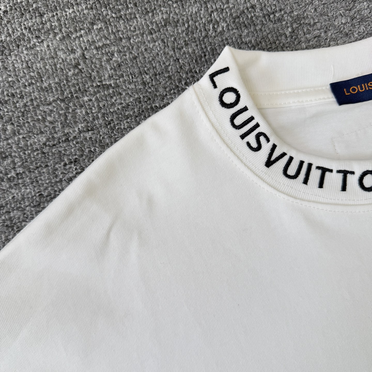 Louis Vuitton LOUIS VUITTON/路易威登LV 夏季新款皮标贴袋领口 字母刺绣短袖圆领T恤