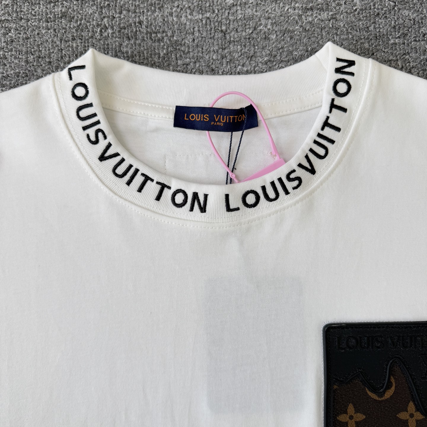 Louis Vuitton LOUIS VUITTON/路易威登LV 夏季新款皮标贴袋领口 字母刺绣短袖圆领T恤