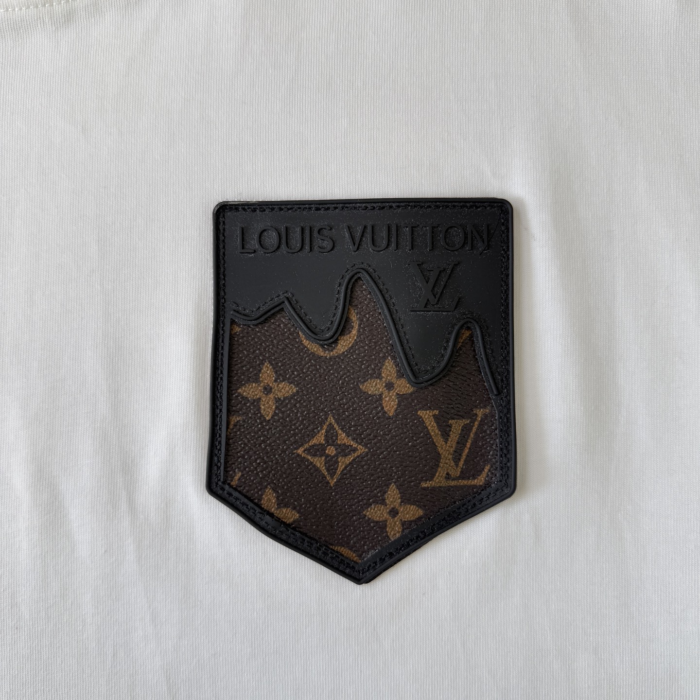 Louis Vuitton LOUIS VUITTON/路易威登LV 夏季新款皮标贴袋领口 字母刺绣短袖圆领T恤