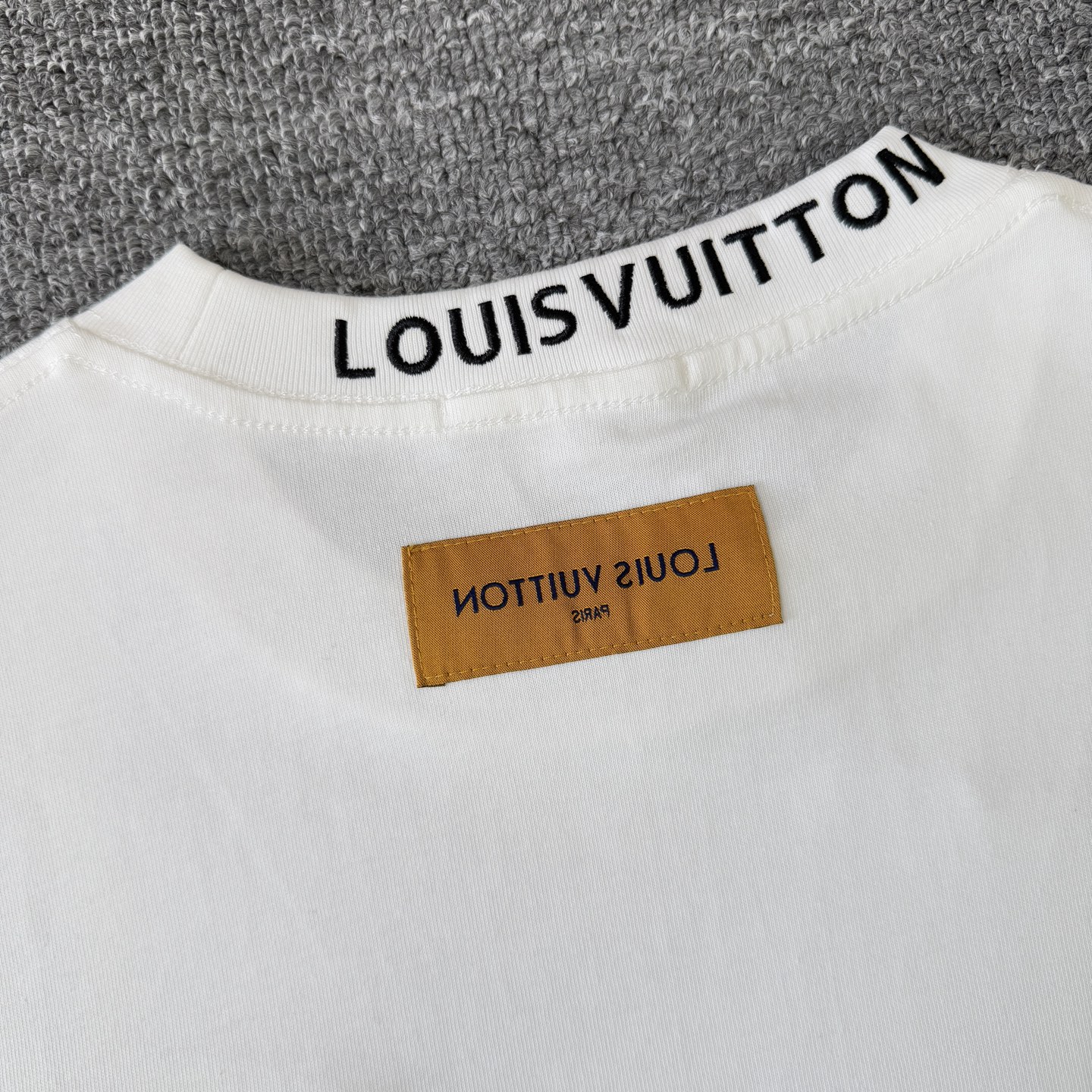 Louis Vuitton LOUIS VUITTON/路易威登LV 夏季新款皮标贴袋领口 字母刺绣短袖圆领T恤