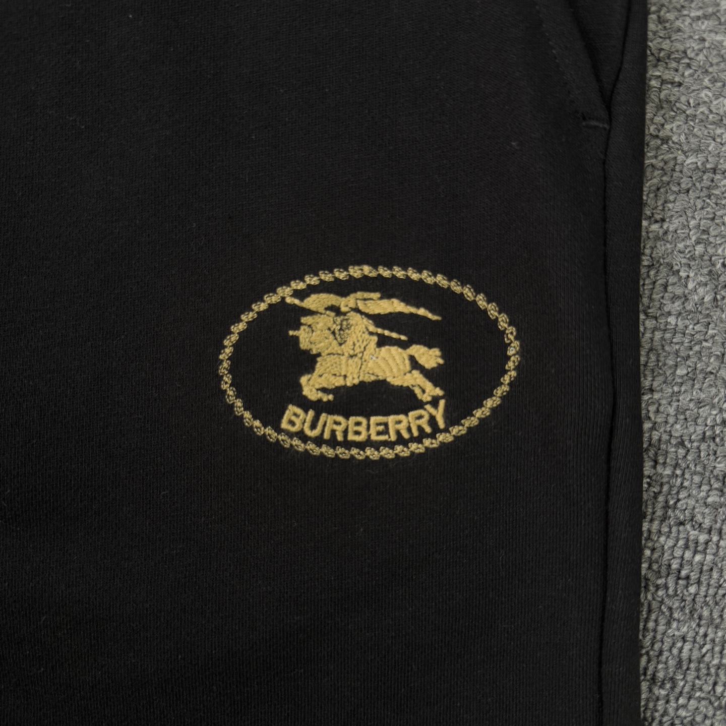 Burberry BURBERRY/巴宝莉 2026cc 轻奢主义 简约款 战马 刺绣logo 男女日常通勤穿搭 休闲短裤