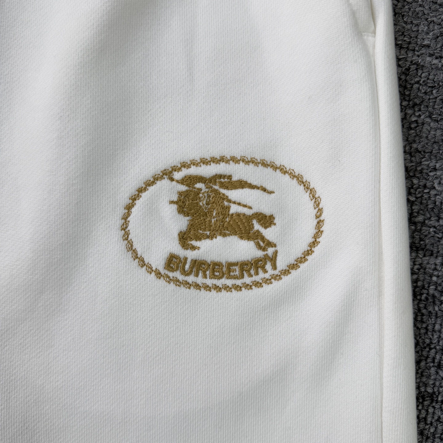 Burberry BURBERRY/巴宝莉 2026cc 轻奢主义 简约款 战马 刺绣logo 男女日常通勤穿搭 休闲短裤