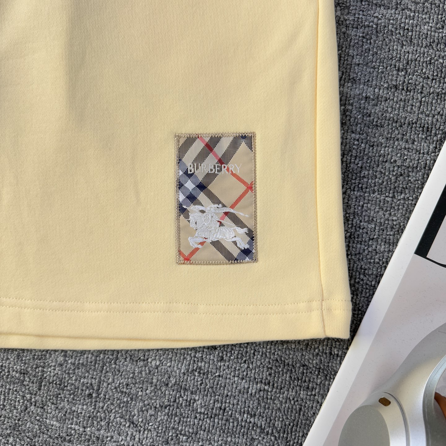 Burberry BURBERRY/巴宝莉 2026cc 轻奢主义 简约款 贴布战马 刺绣logo 男女日常通勤穿搭 休闲短裤
