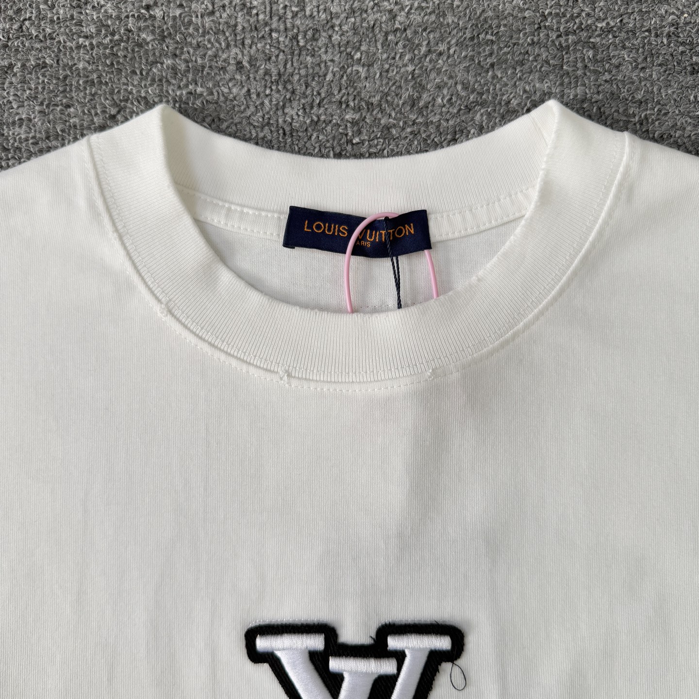 Louis Vuitton louis vuitton路易威登LV26ss做旧毛边logo破洞短袖圆领T恤