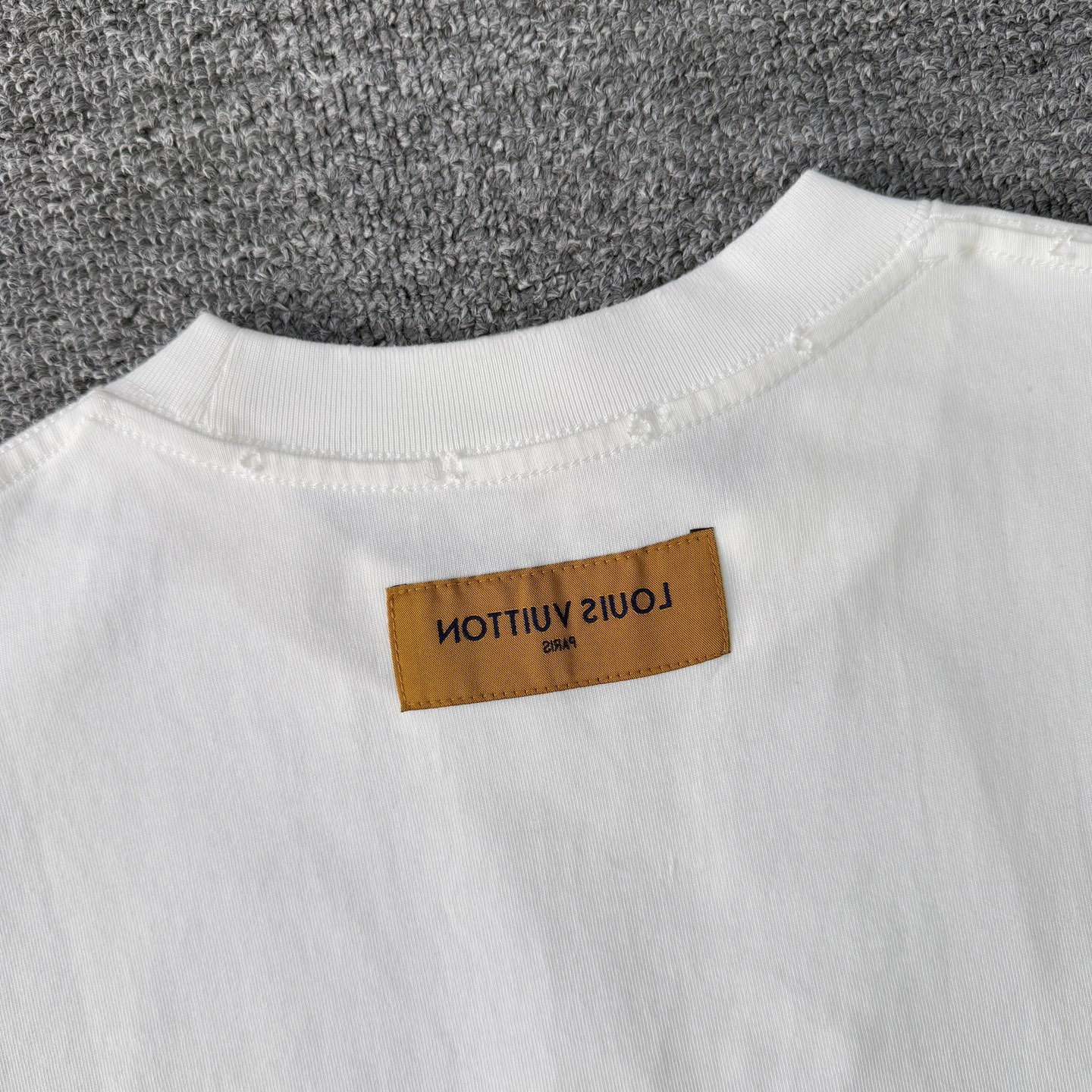 Louis Vuitton louis vuitton路易威登LV26ss做旧毛边logo破洞短袖圆领T恤