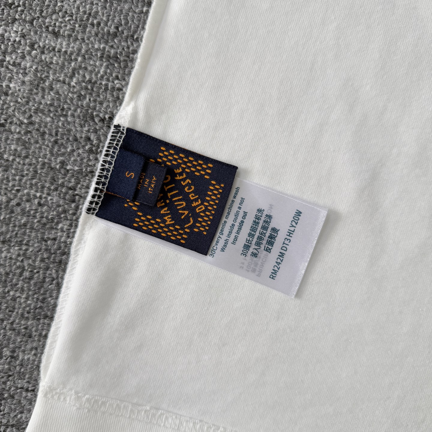 Louis Vuitton louis vuitton路易威登LV26ss做旧毛边logo破洞短袖圆领T恤