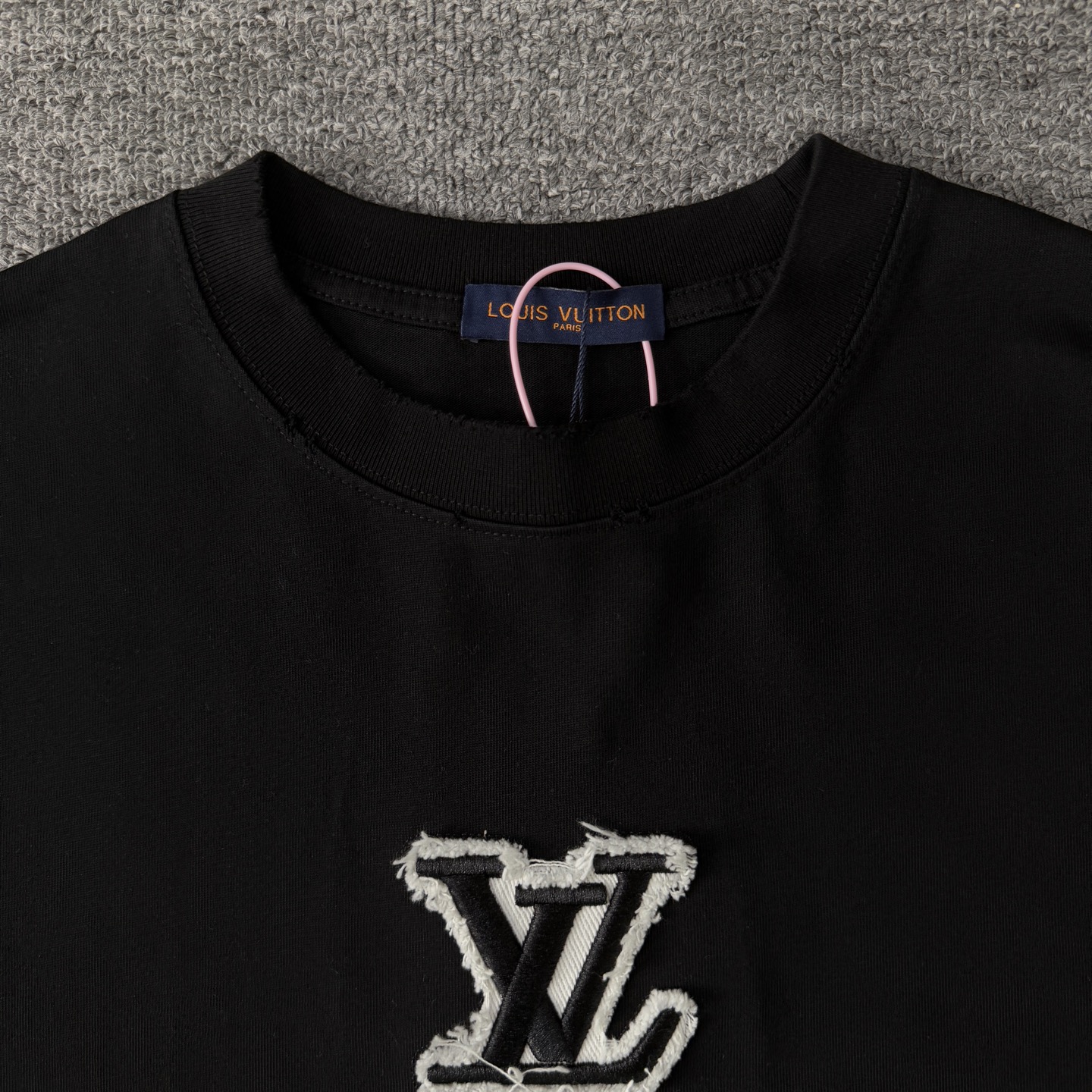 Louis Vuitton louis vuitton路易威登LV26ss做旧毛边logo破洞短袖圆领T恤