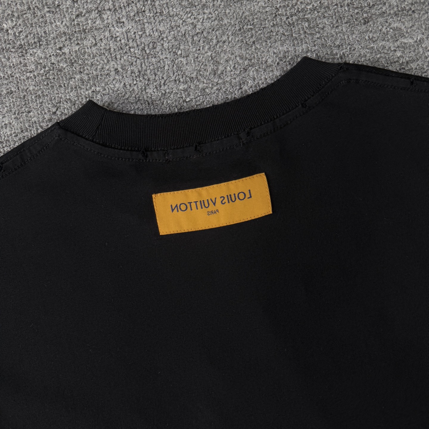 Louis Vuitton louis vuitton路易威登LV26ss做旧毛边logo破洞短袖圆领T恤